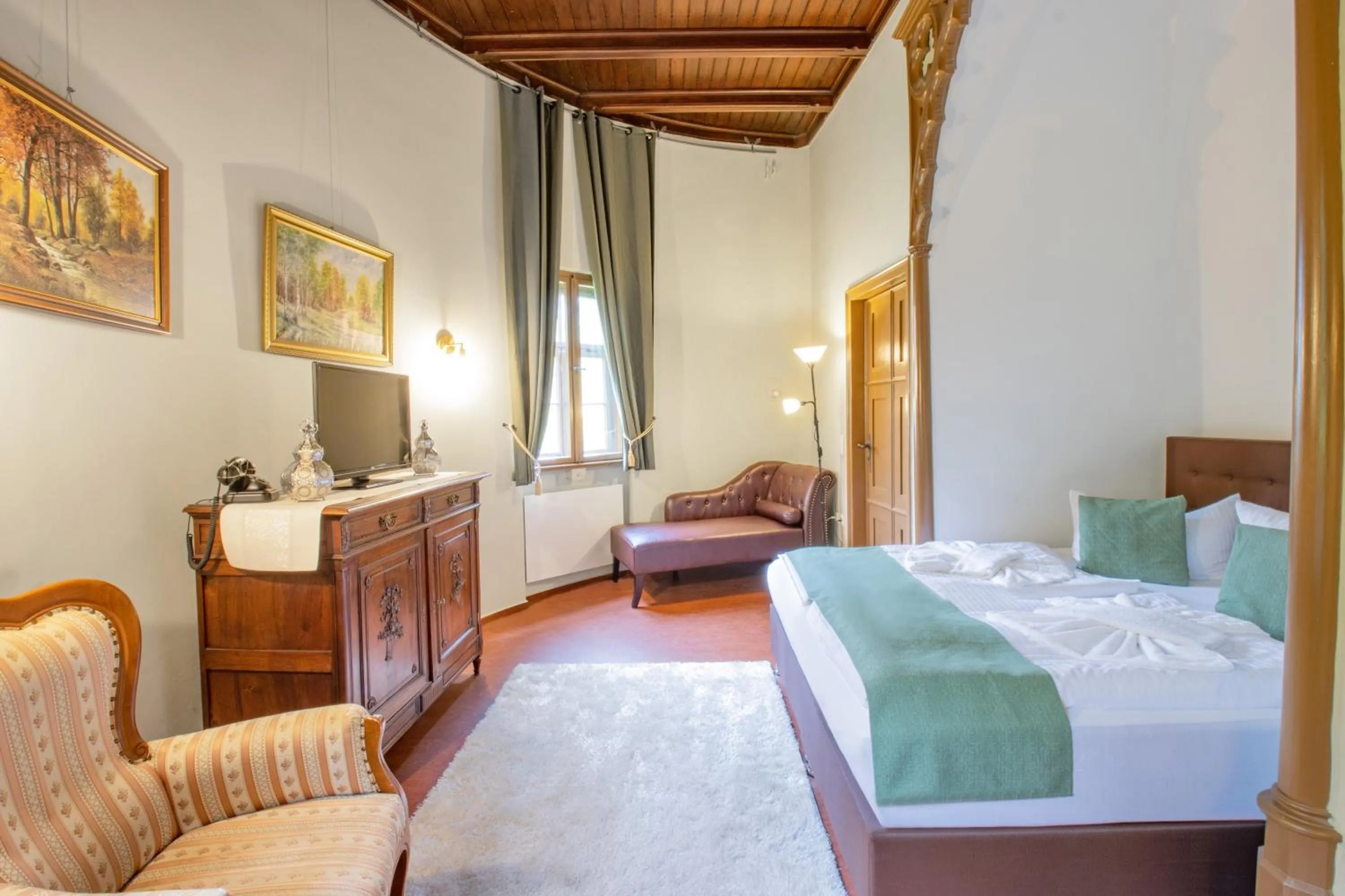 Photo of the whole room, Bed in Hotel Jagdschloss Letzlingen
