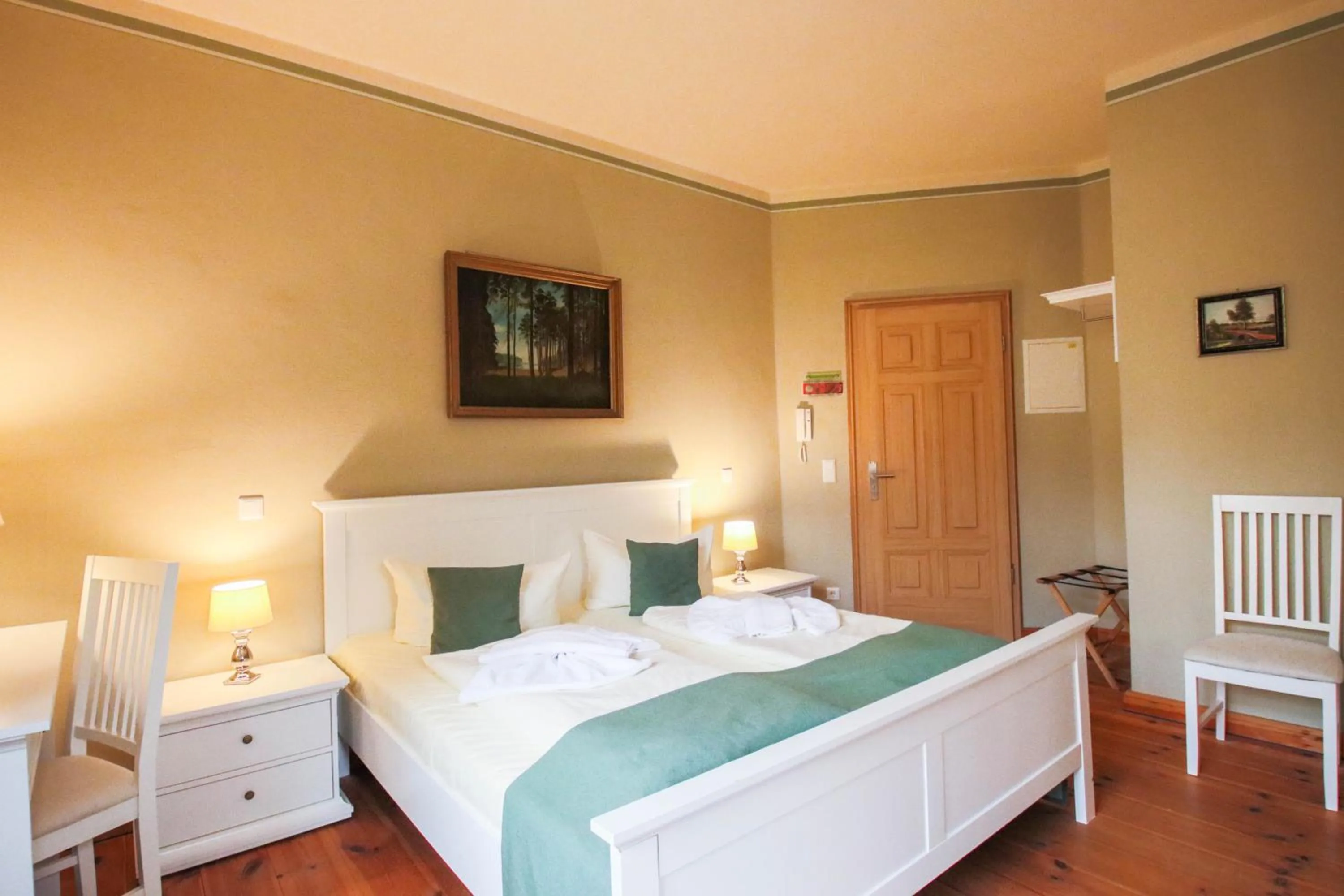 Photo of the whole room, Bed in Hotel Jagdschloss Letzlingen