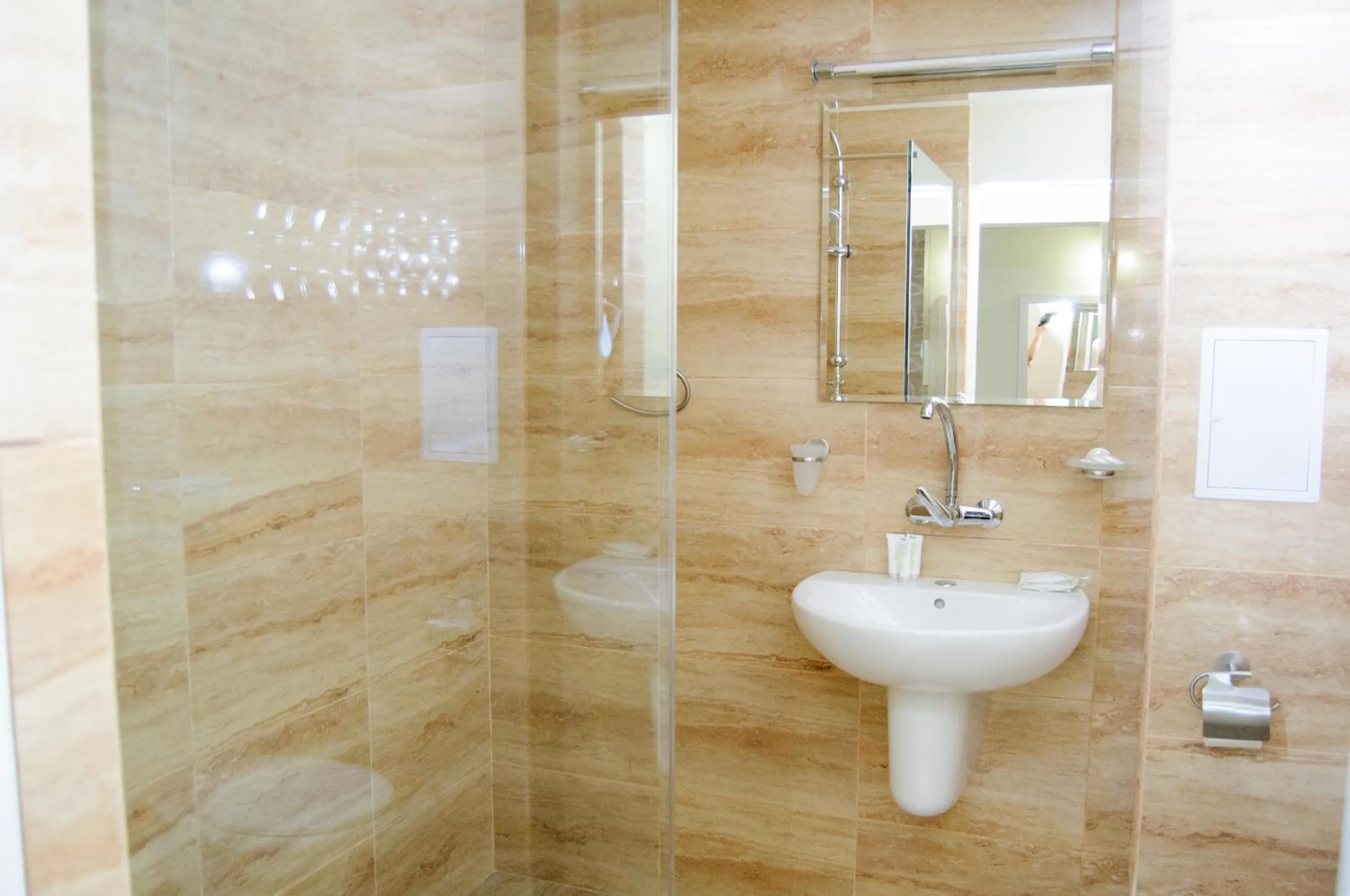 Shower in Hotel Doina