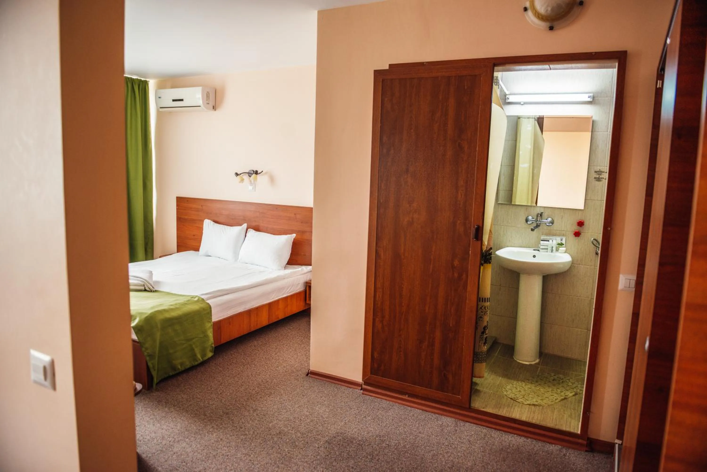 Bathroom, Bed in Hotel Doina