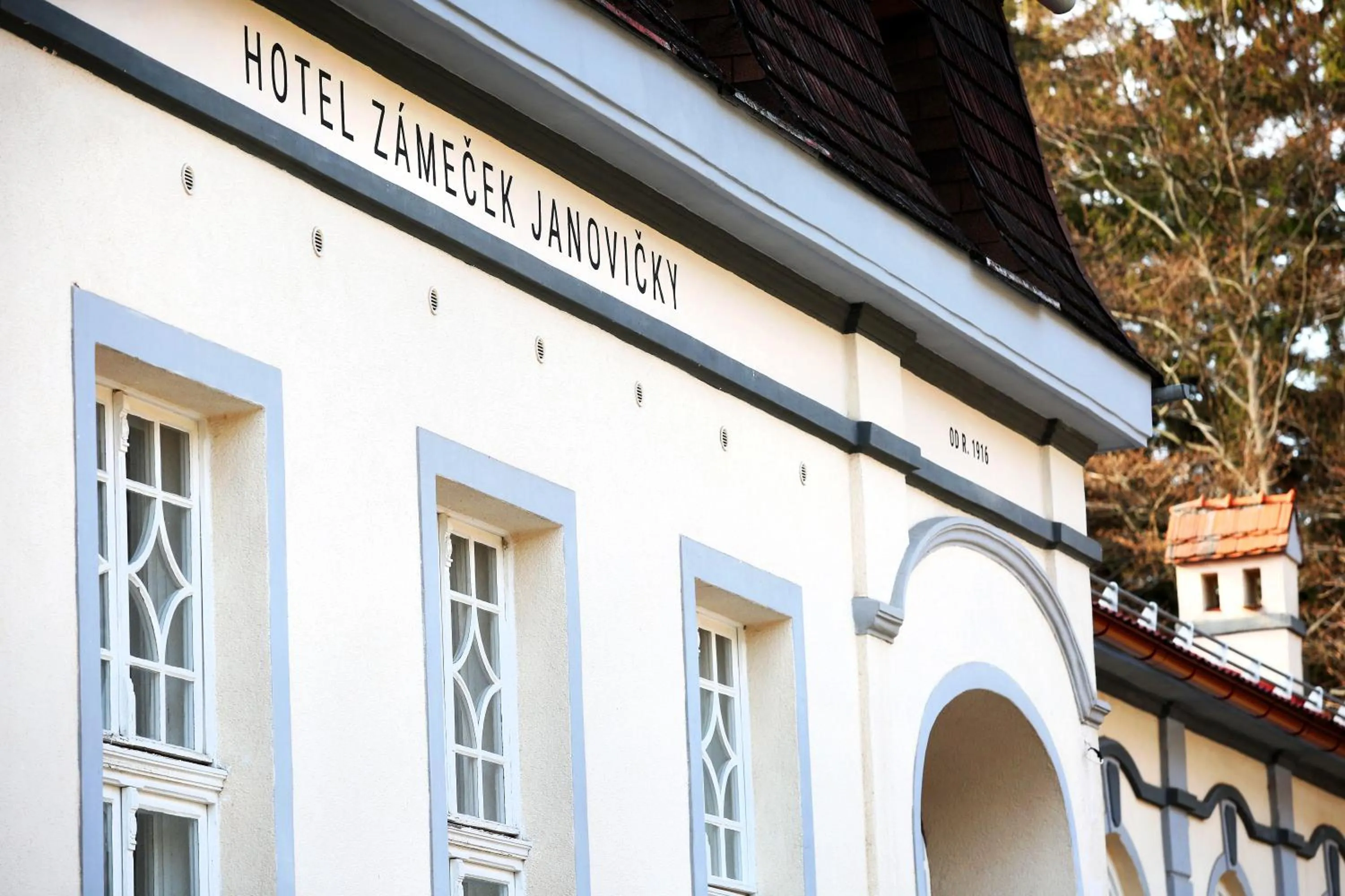 Facade/entrance in Hotel Zámeček Janovičky