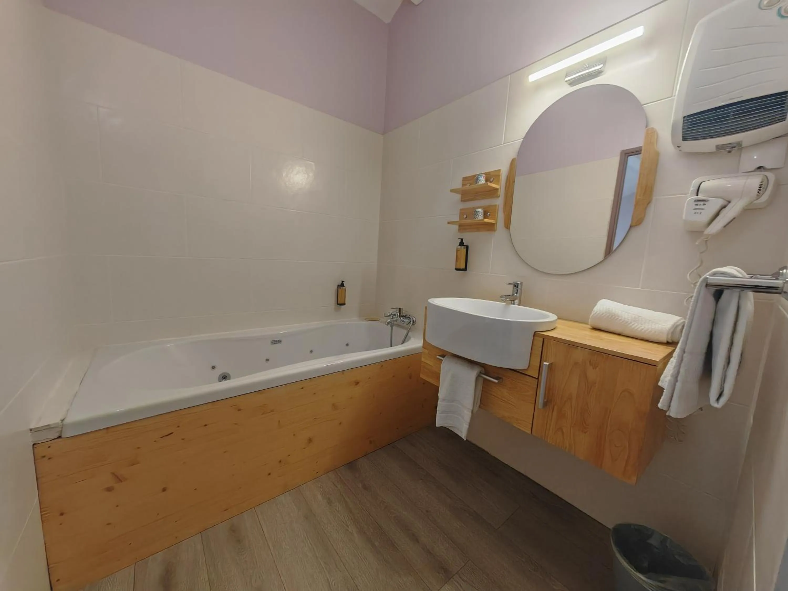 Bathroom in Urban Style, Hôtel Le Cheval Noir, Saint-Étienne