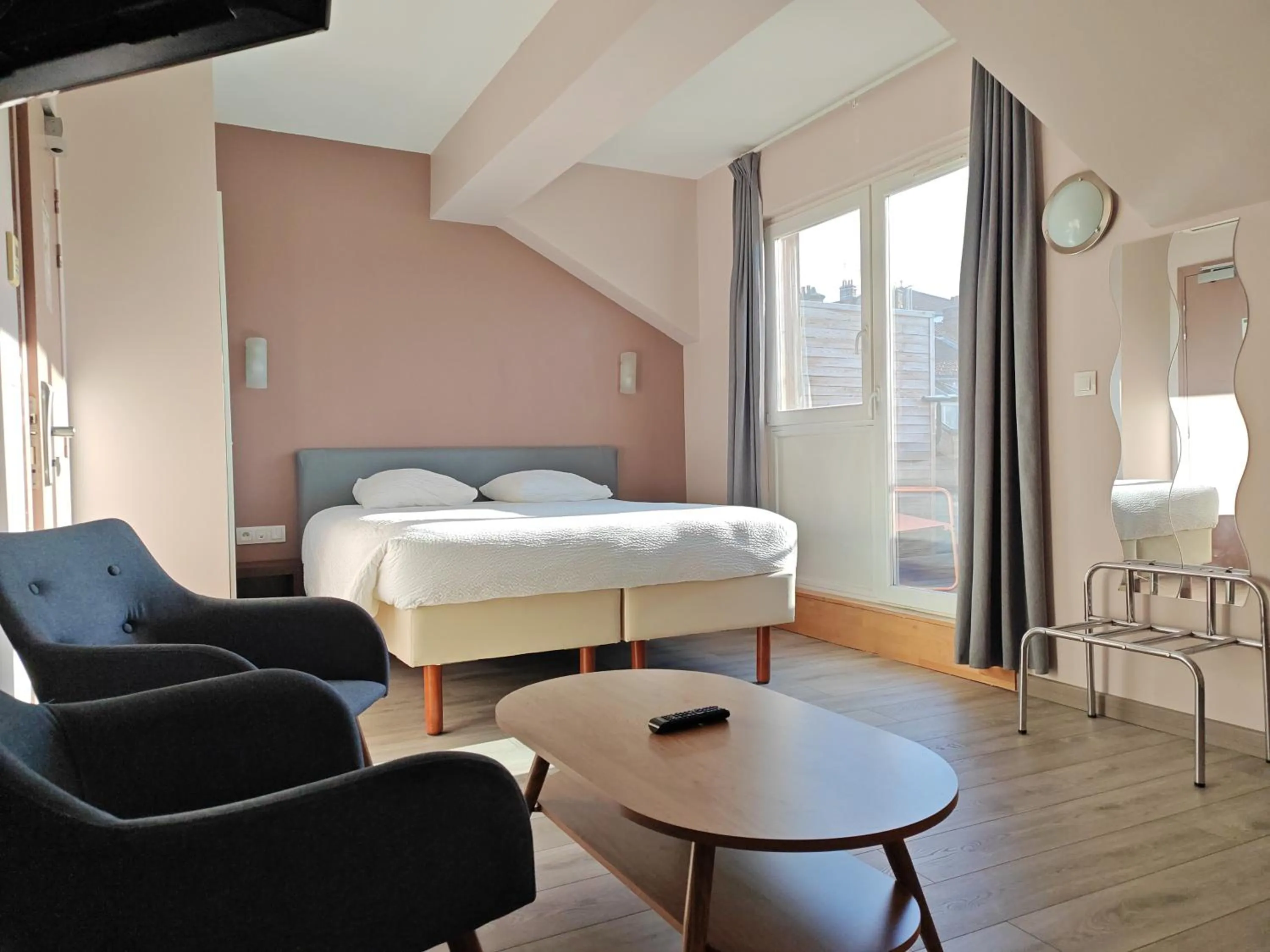 Bedroom, Bed in Urban Style, Hôtel Le Cheval Noir, Saint-Étienne