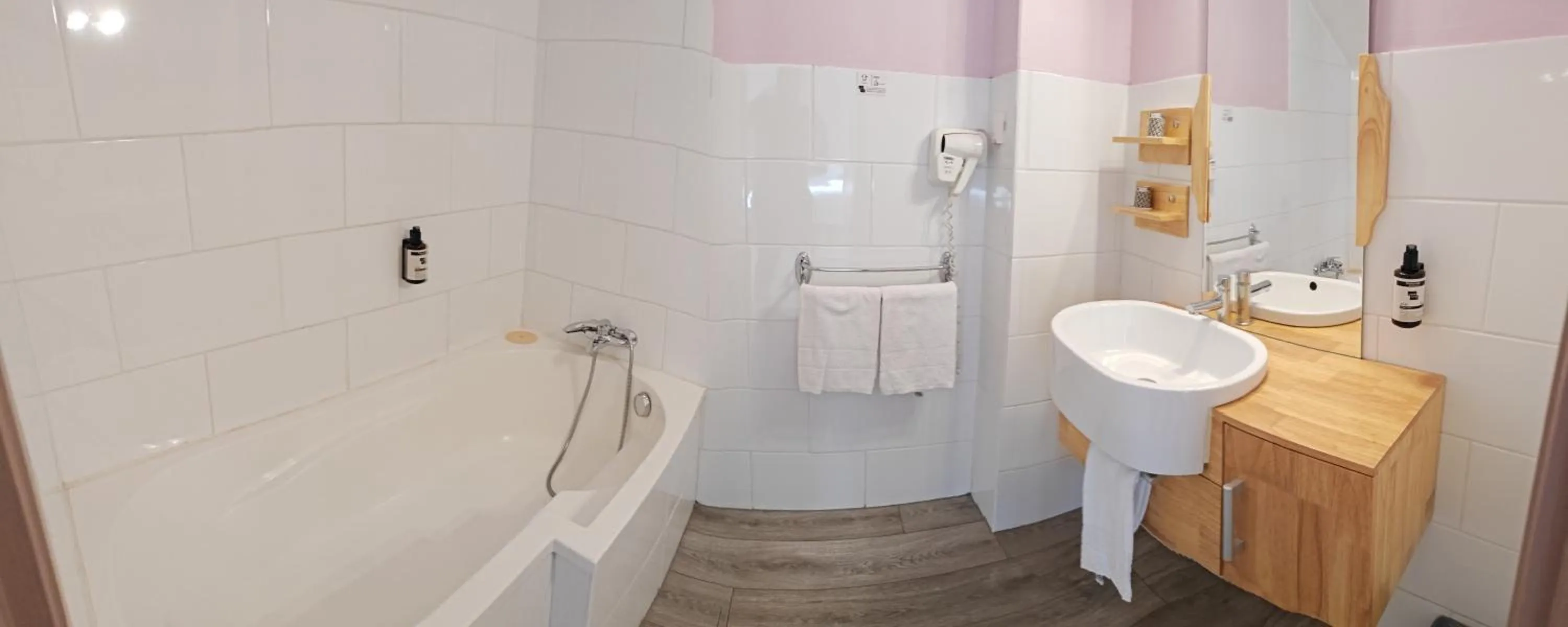 Bathroom in Urban Style, Hôtel Le Cheval Noir, Saint-Étienne