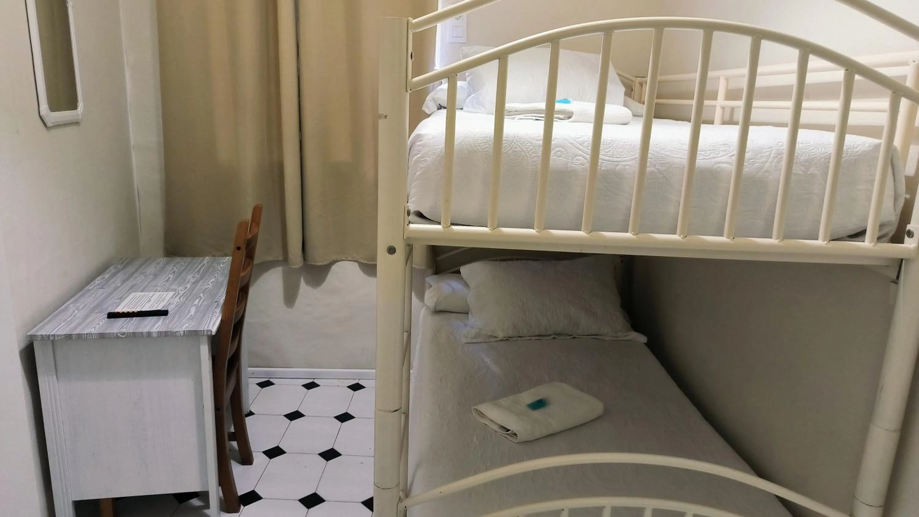 Photo of the whole room, Bed in Pension Perez Montilla