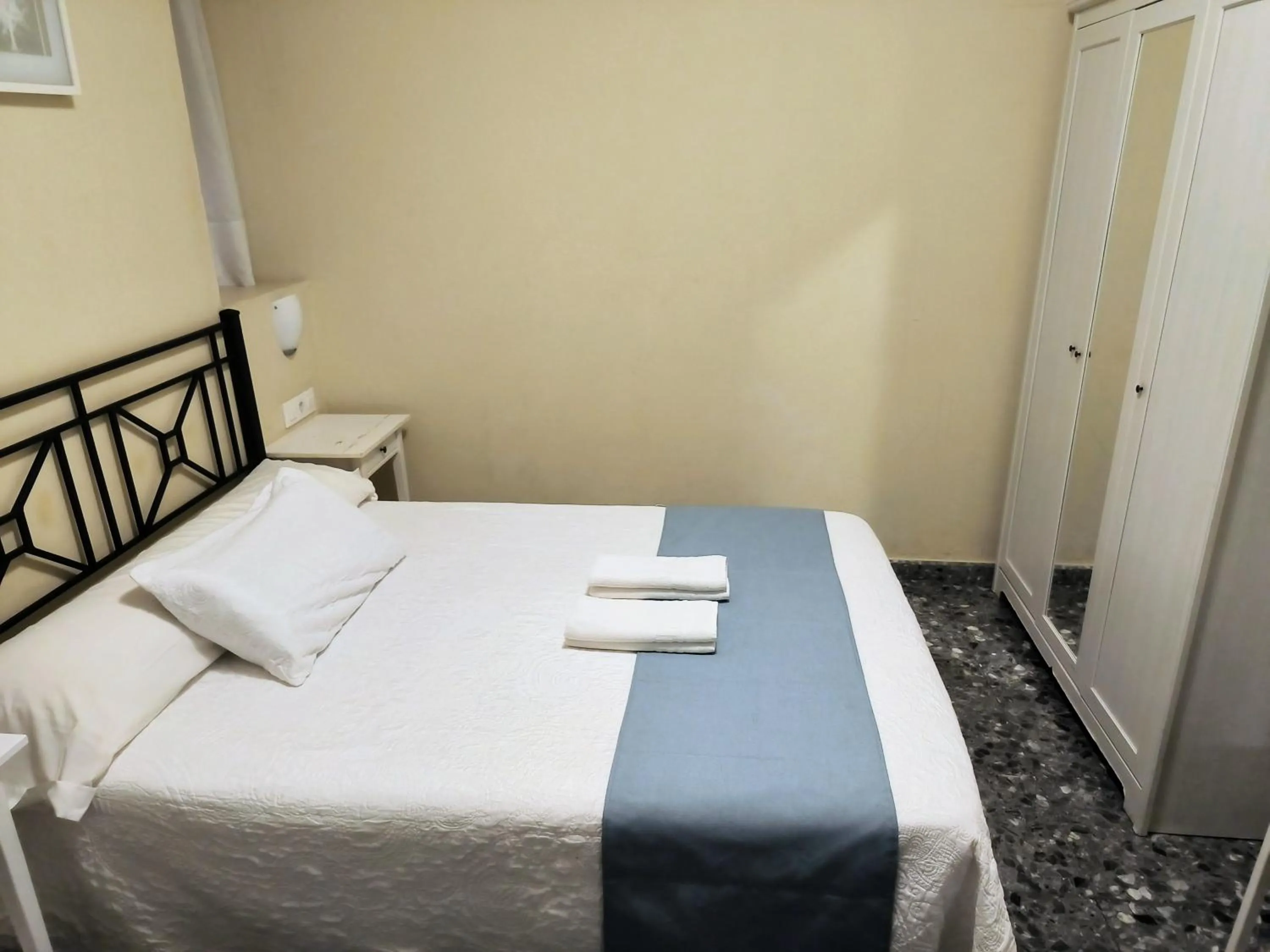 Photo of the whole room, Bed in Pension Perez Montilla