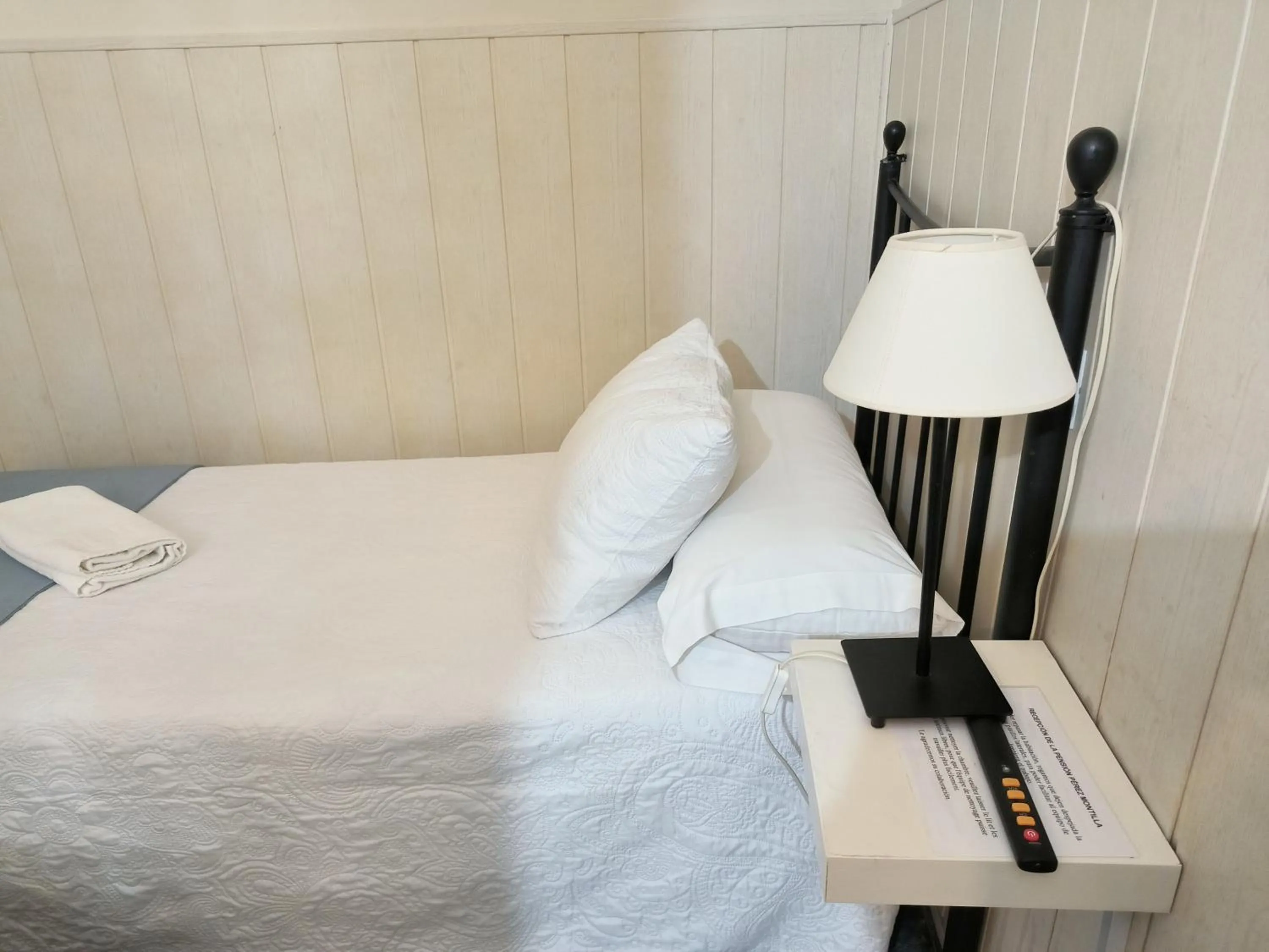 Photo of the whole room, Bed in Pension Perez Montilla