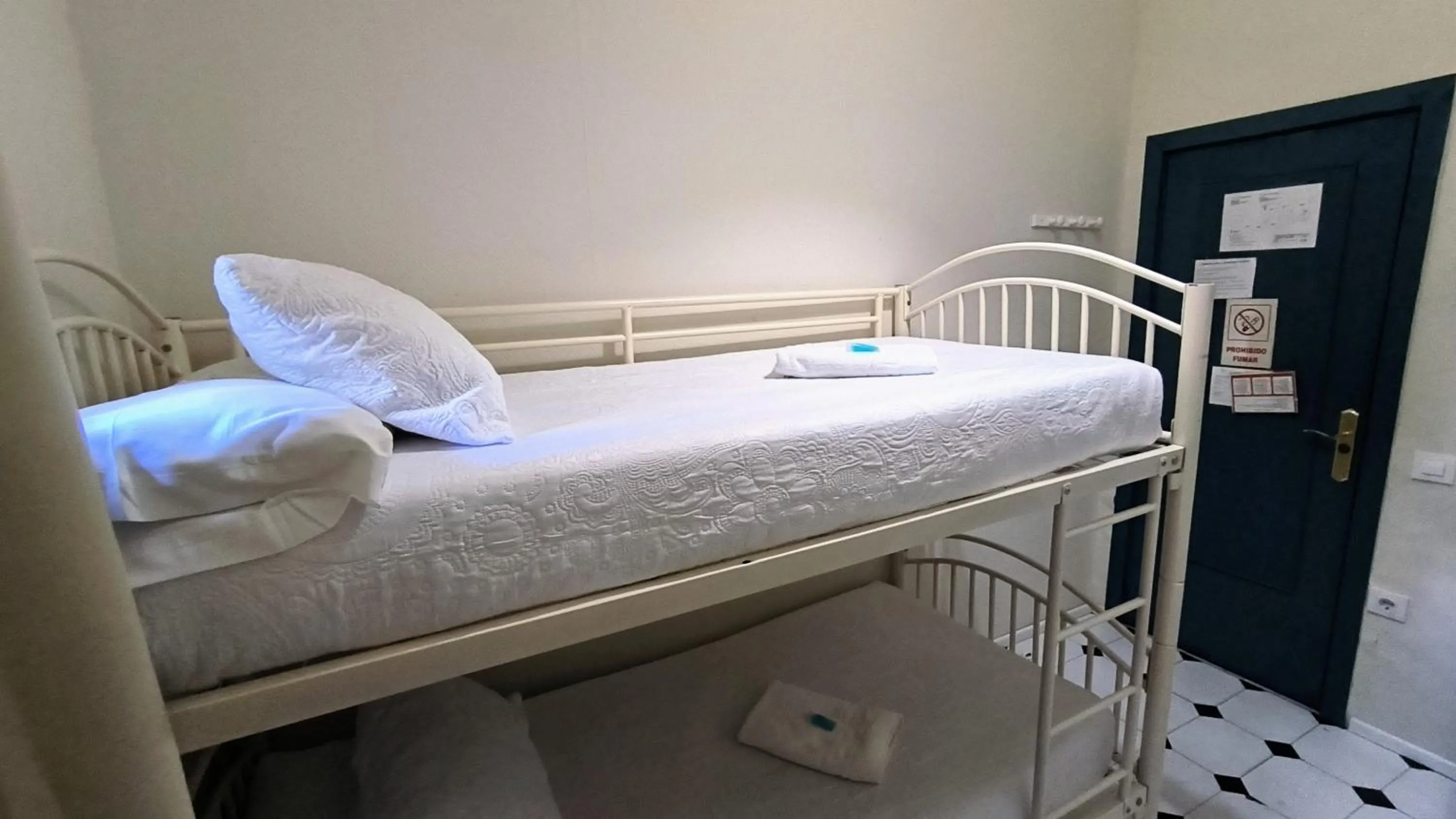 Photo of the whole room, Bed in Pension Perez Montilla