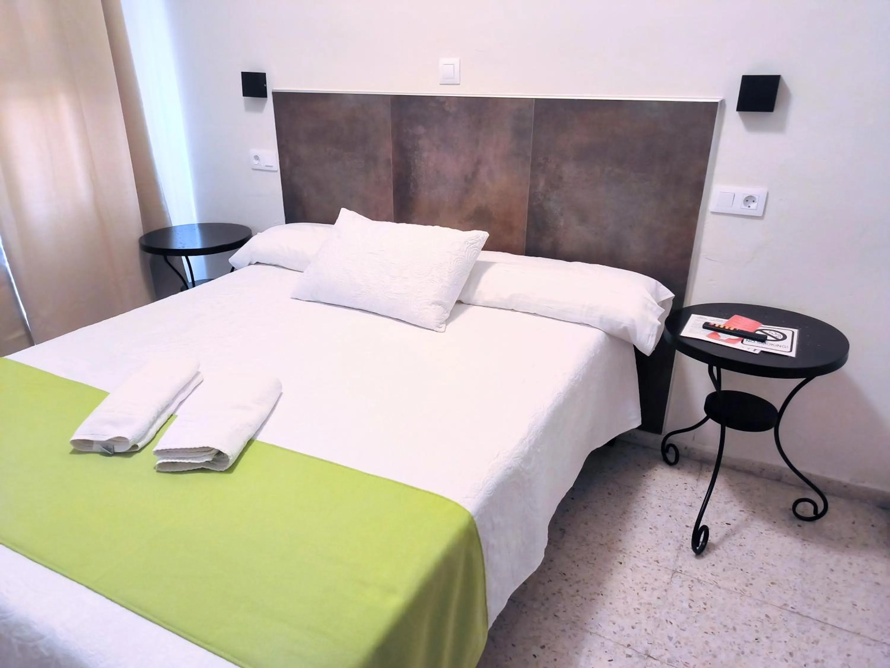 Photo of the whole room, Bed in Pension Perez Montilla
