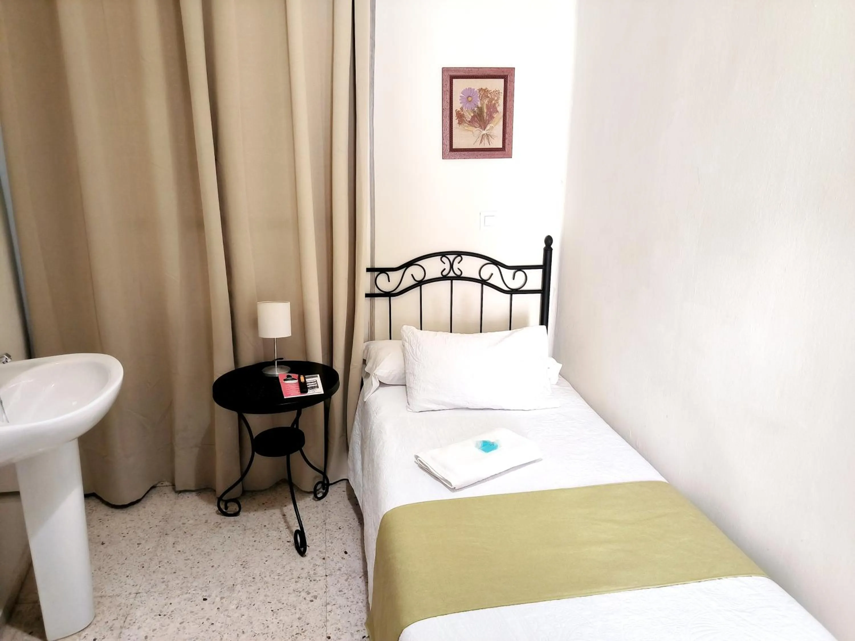 Photo of the whole room, Bed in Pension Perez Montilla