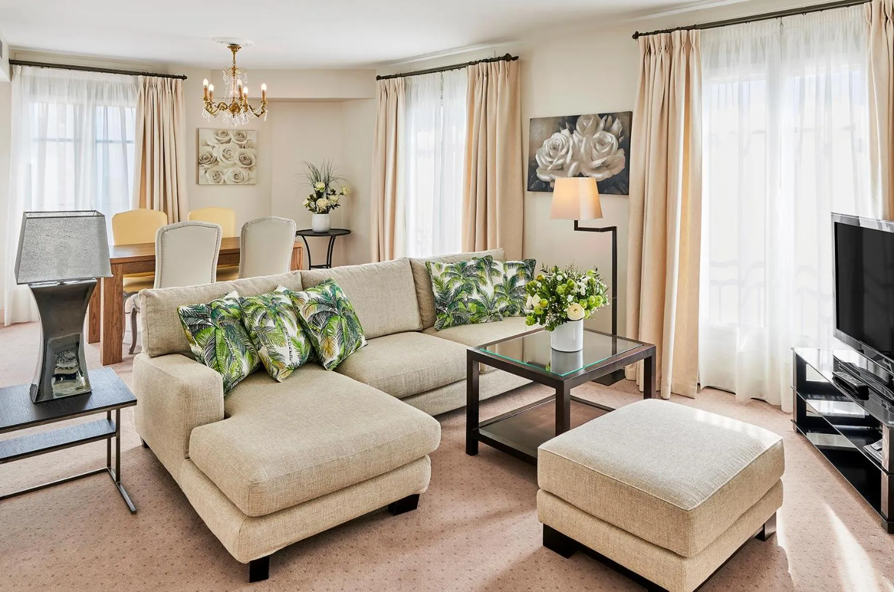 Communal lounge/ TV room in La Résidence de La Réserve