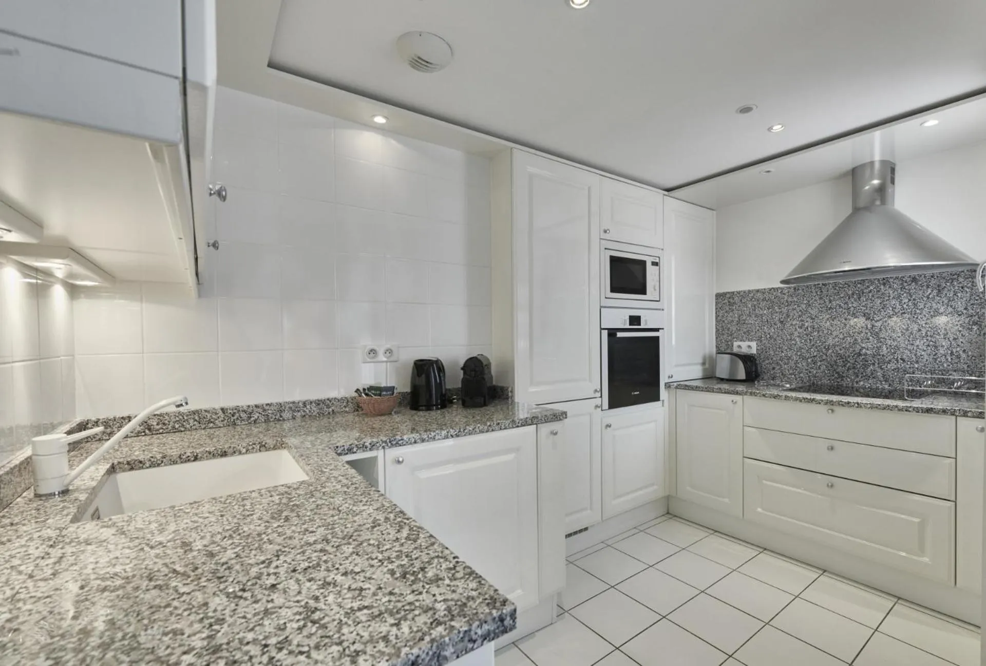 Kitchen or kitchenette in La Résidence de La Réserve