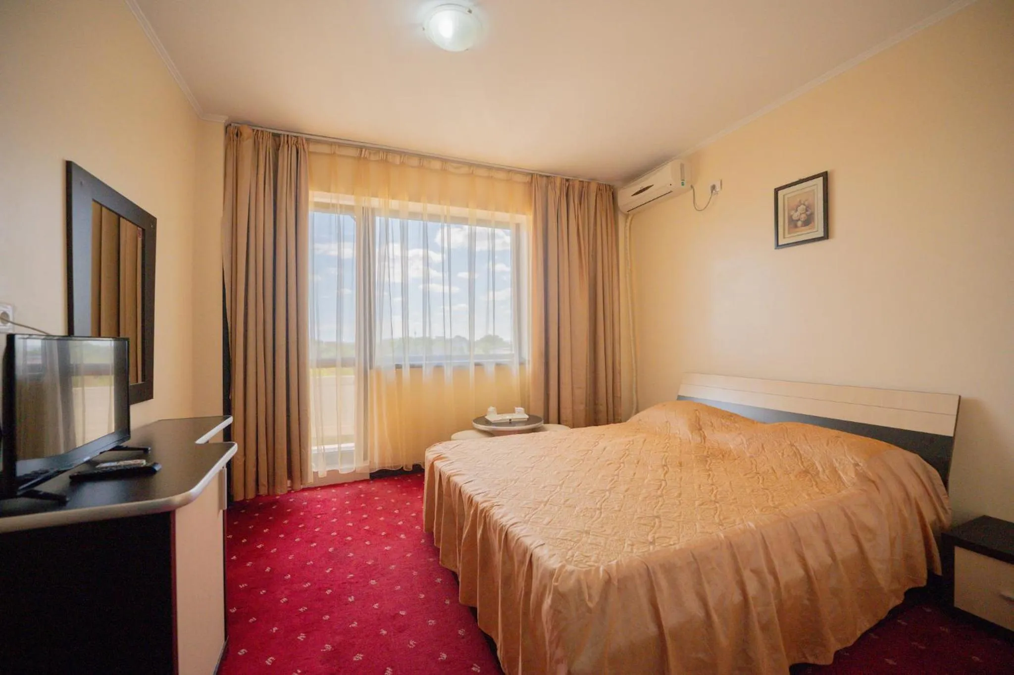 Photo of the whole room, Bed in Hotel Coral