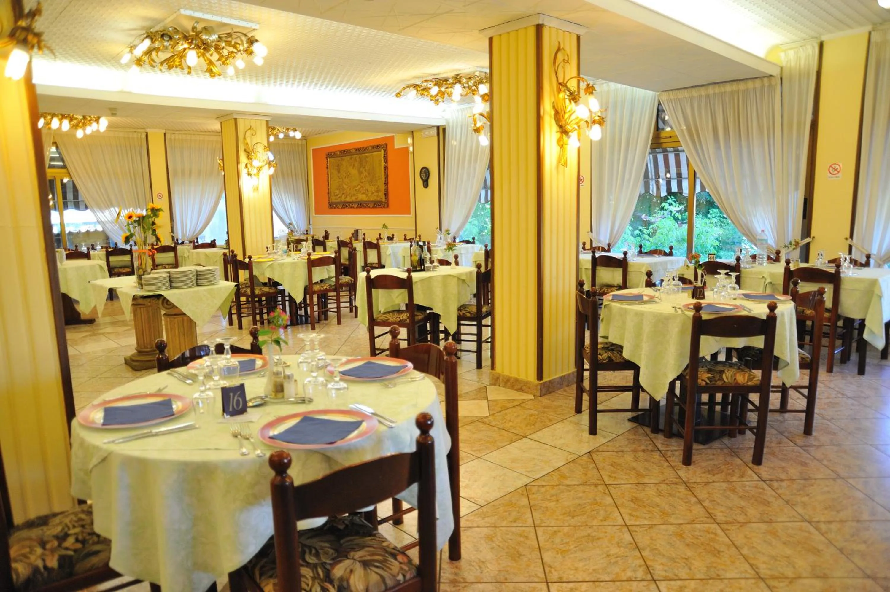 Restaurant/places to eat in Hotel Salus