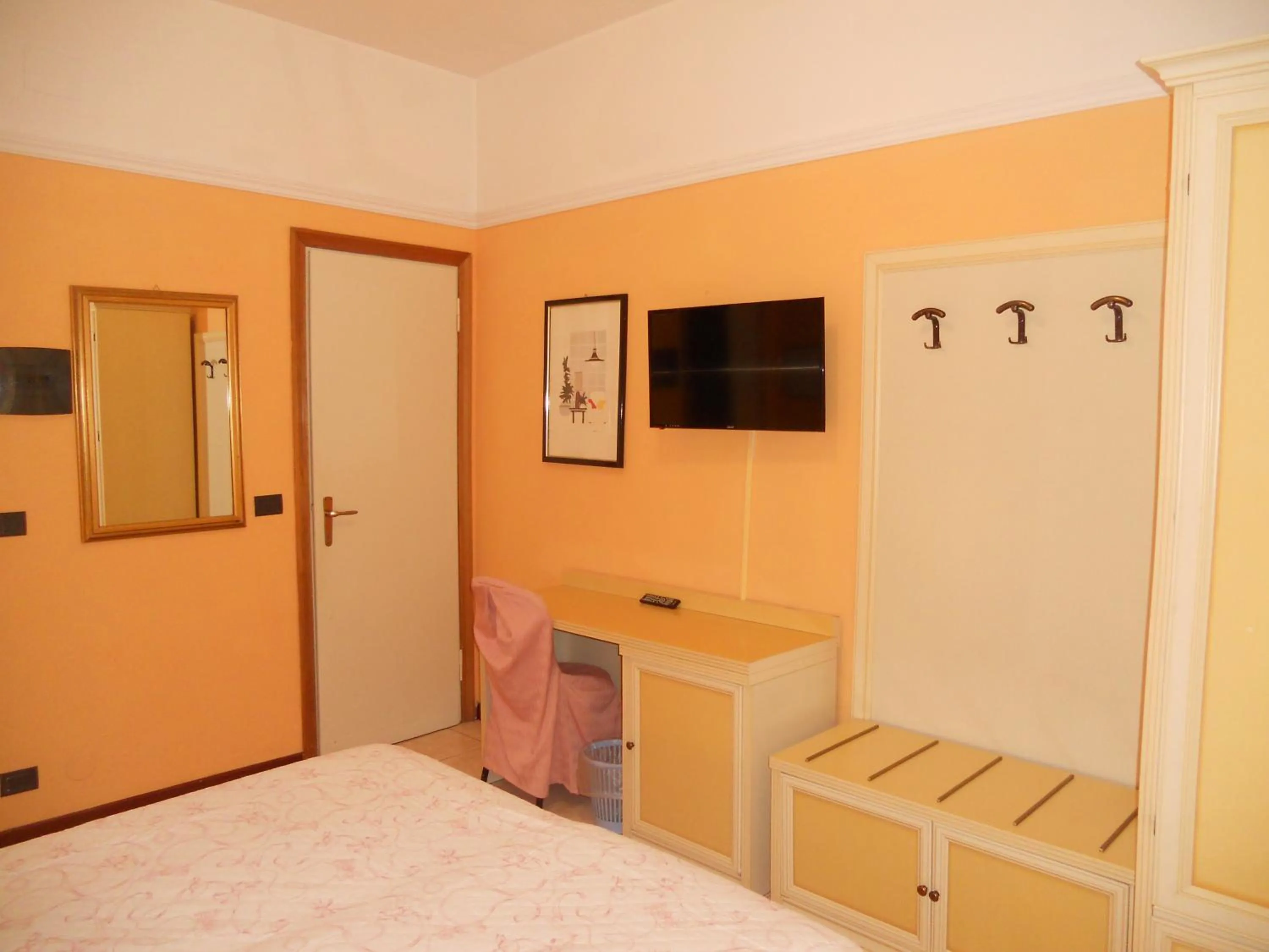 TV and multimedia, Bed in Hotel Salus