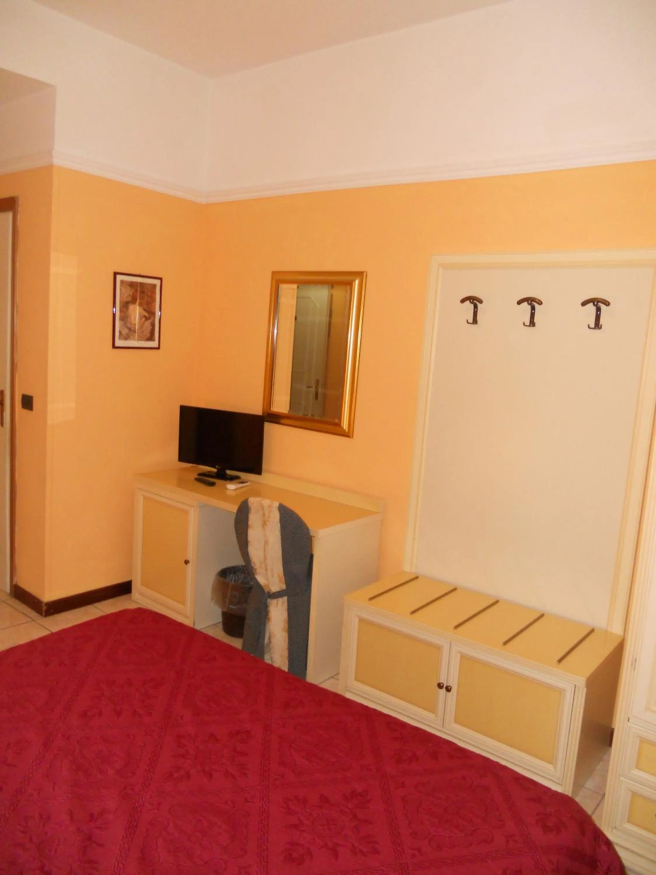 Living room, Bed in Hotel Salus