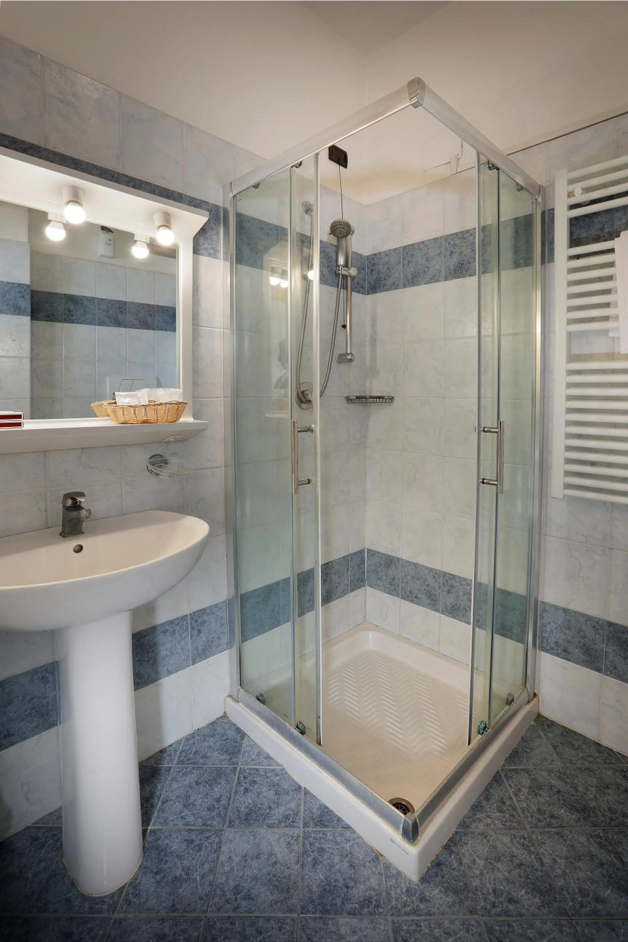 Shower in Hotel Salus