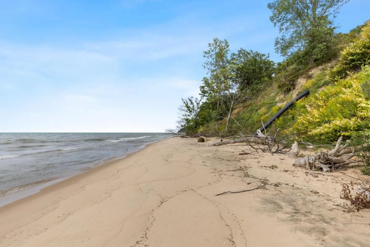 Other in 100 private beach frontage on LK MI Hot tub