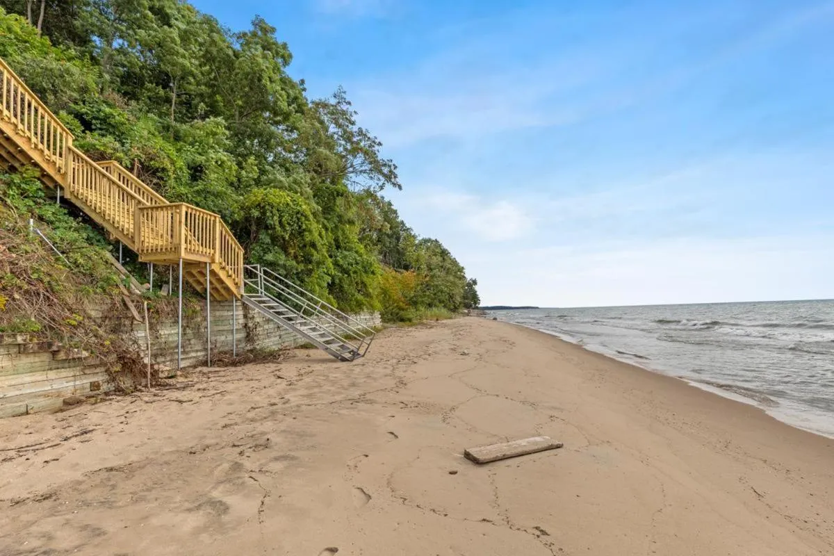 Other in 100 private beach frontage on LK MI Hot tub