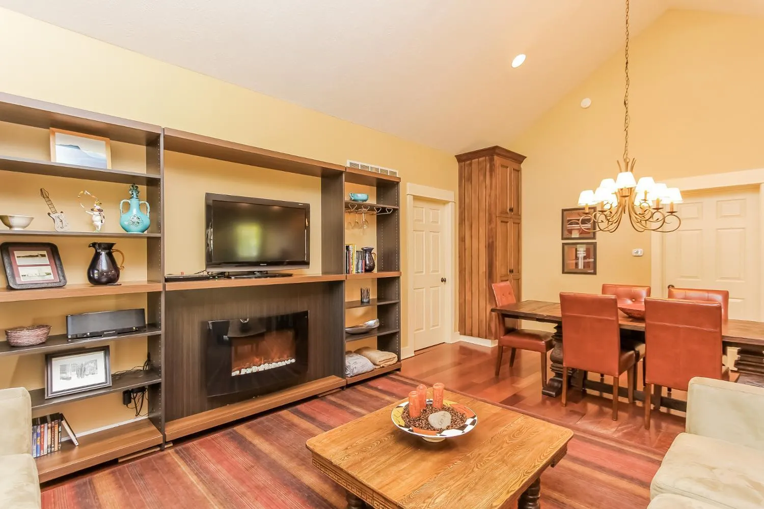 Nightingale apt with hot tub walk to Saugatuck