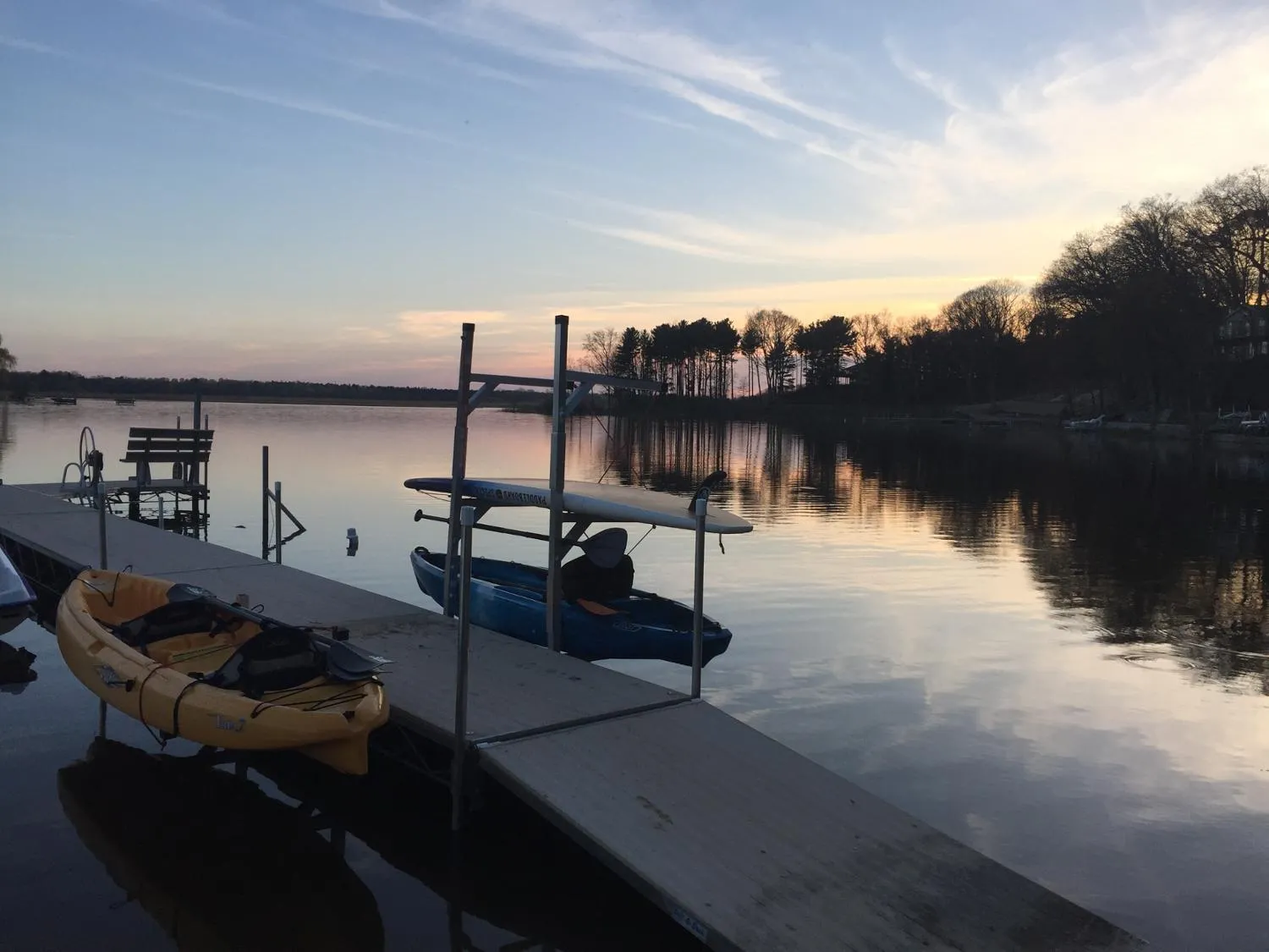 Private large yard close to town hot tub Lake