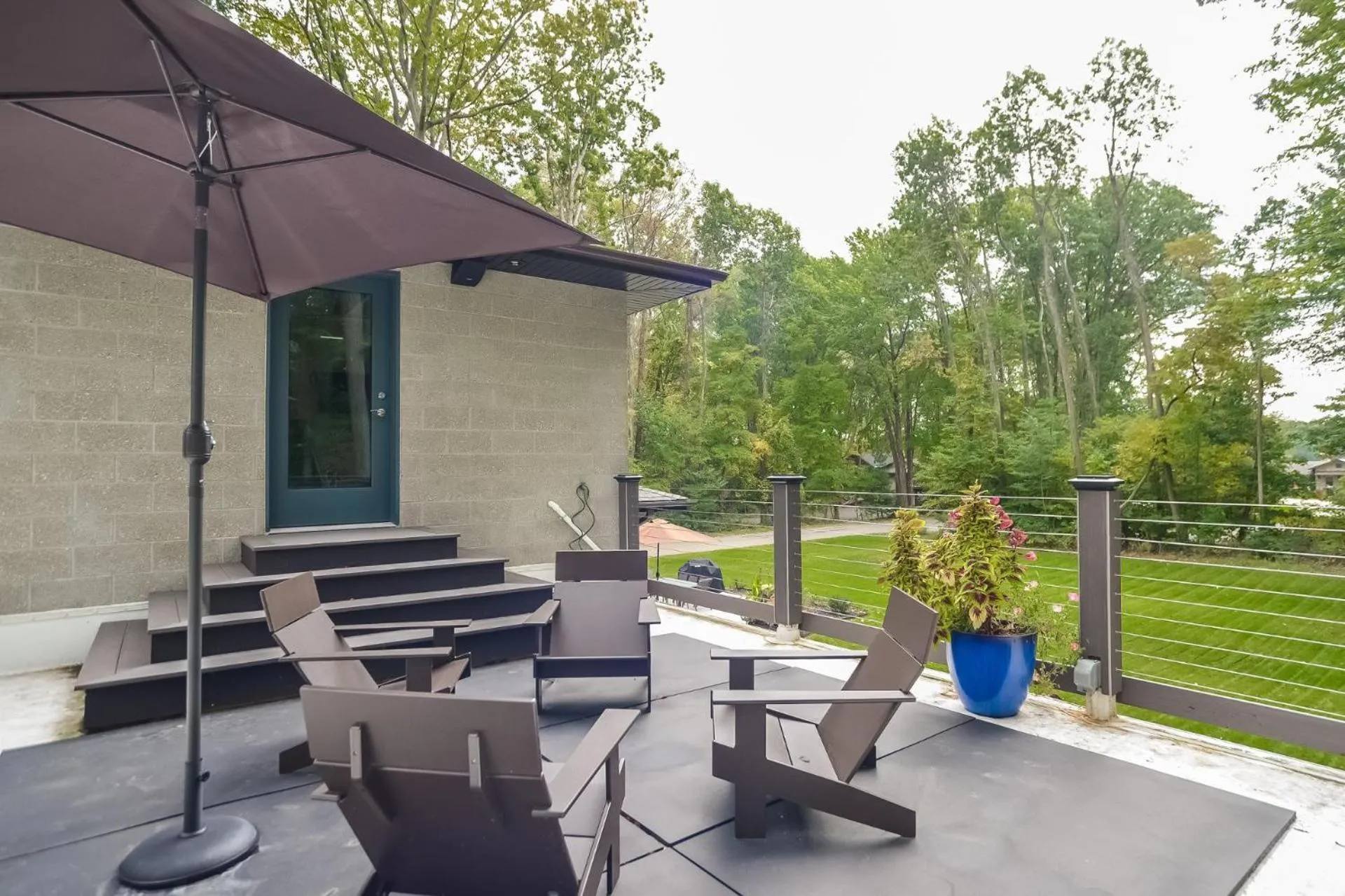 Private large yard close to town hot tub Lake
