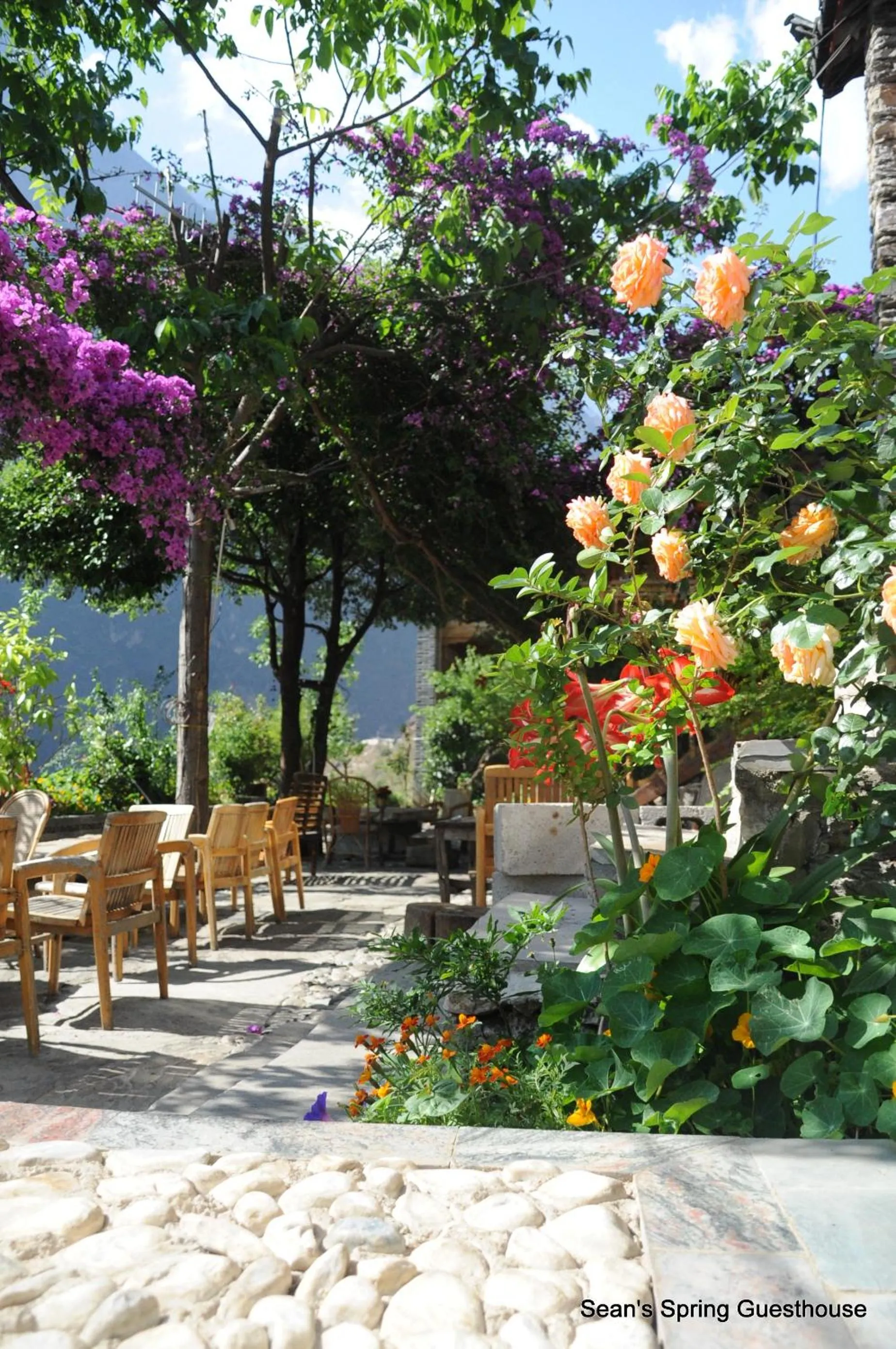 Facade/entrance in Tiger Leaping Gorge Sean’s Spring Guesthouse