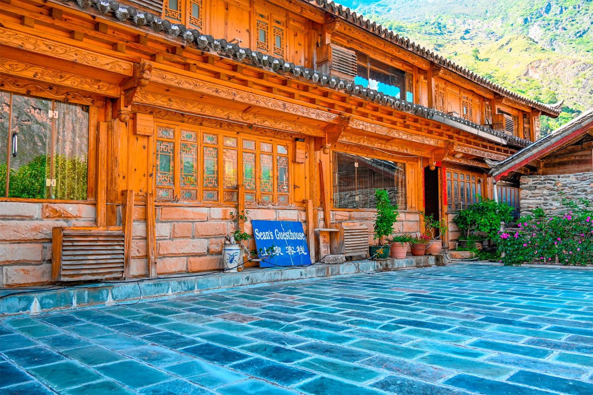 Property building in Tiger Leaping Gorge Sean’s Spring Guesthouse