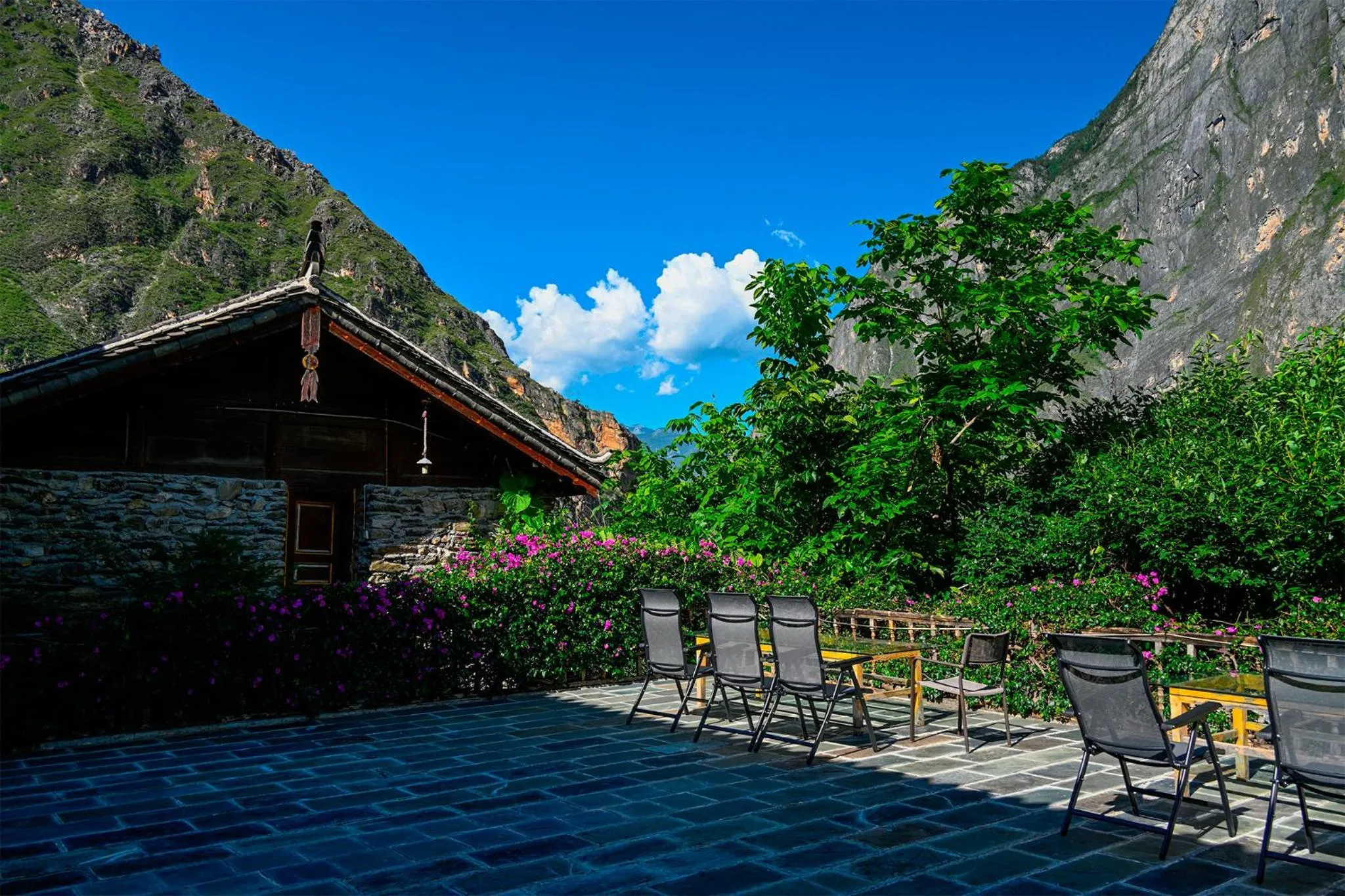 Balcony/Terrace in Tiger Leaping Gorge Sean’s Spring Guesthouse