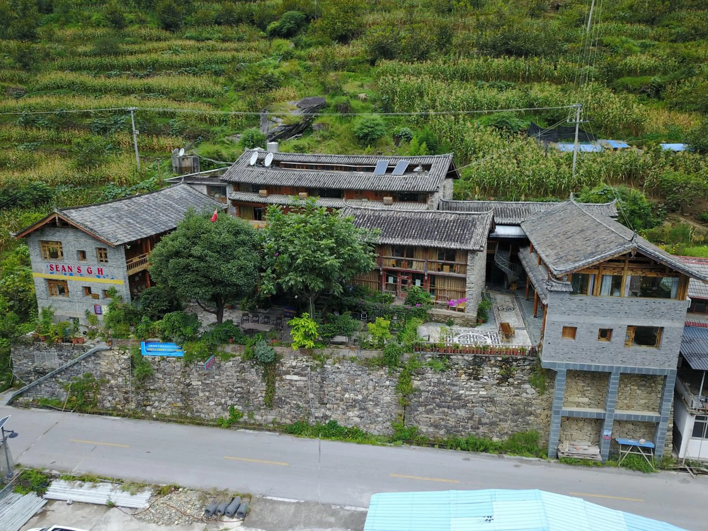 Property building in Tiger Leaping Gorge Sean’s Spring Guesthouse