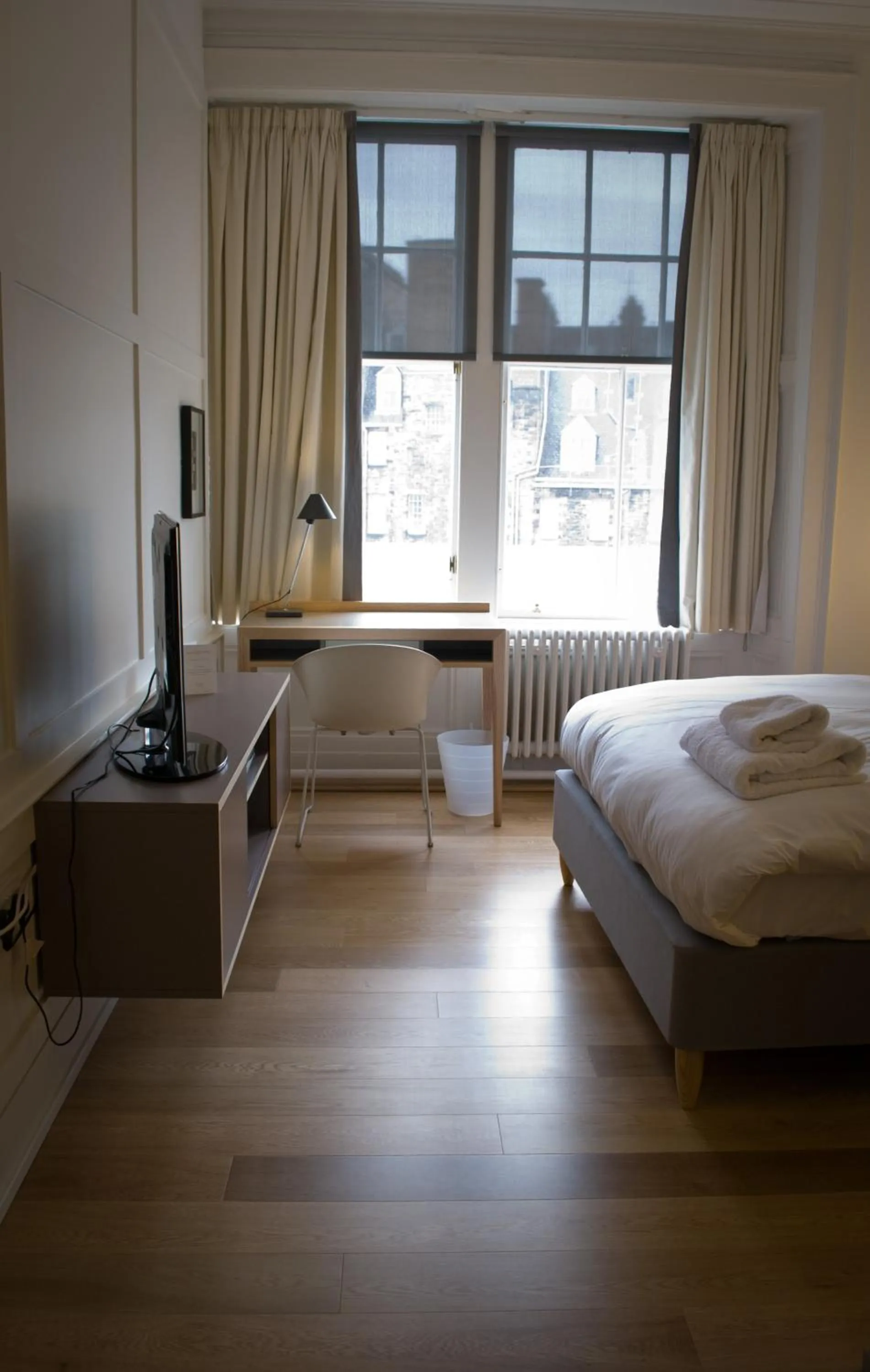 Bed, TV/Entertainment Center in Grasshopper Hotel Glasgow