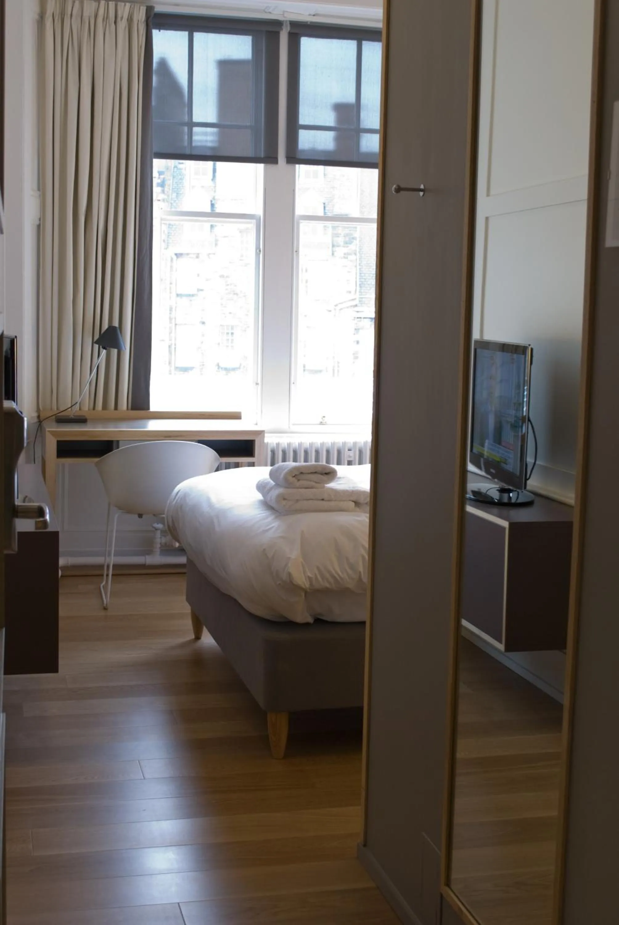 Bed, TV/Entertainment Center in Grasshopper Hotel Glasgow