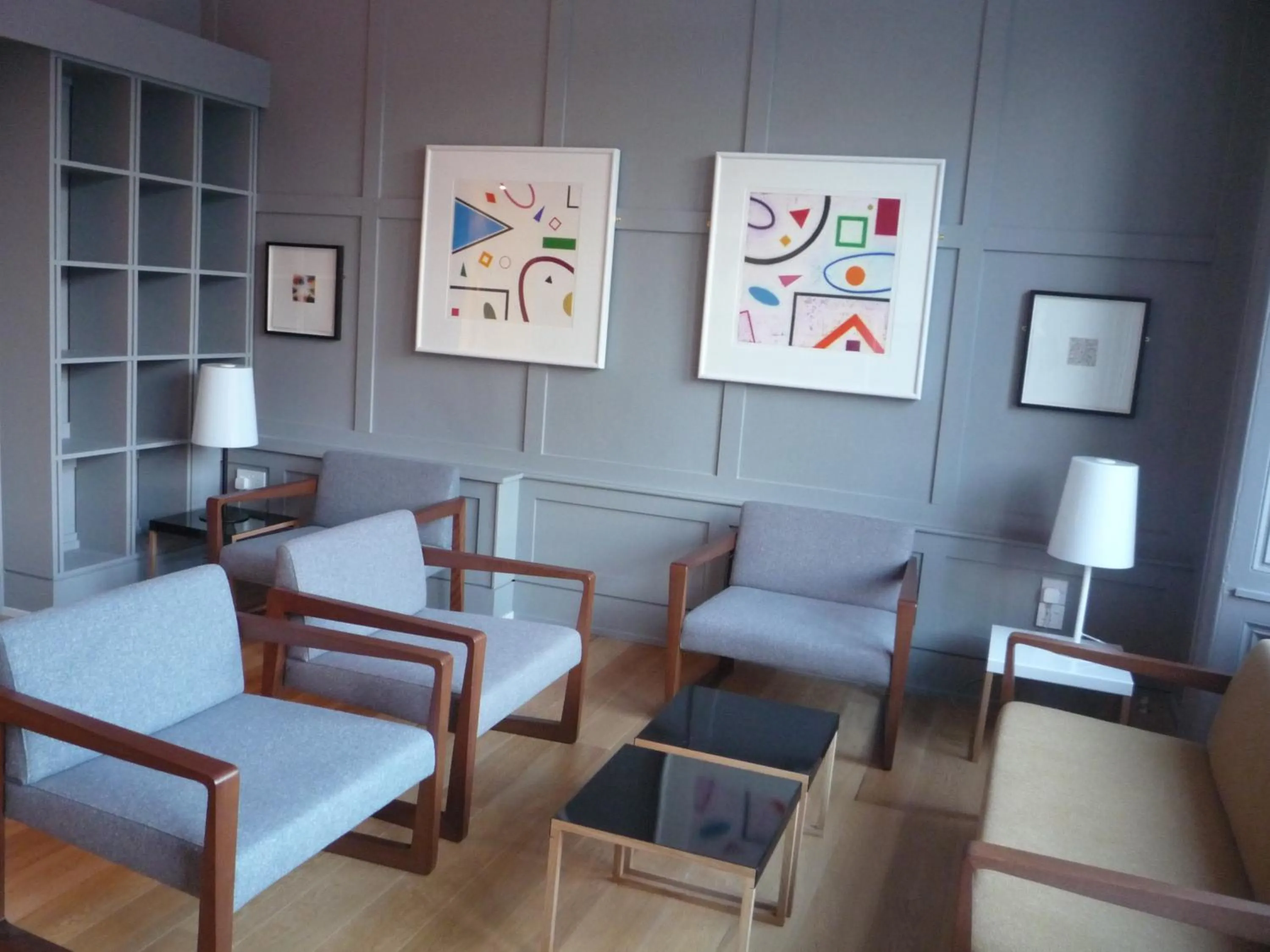 Communal lounge/ TV room in Grasshopper Hotel Glasgow