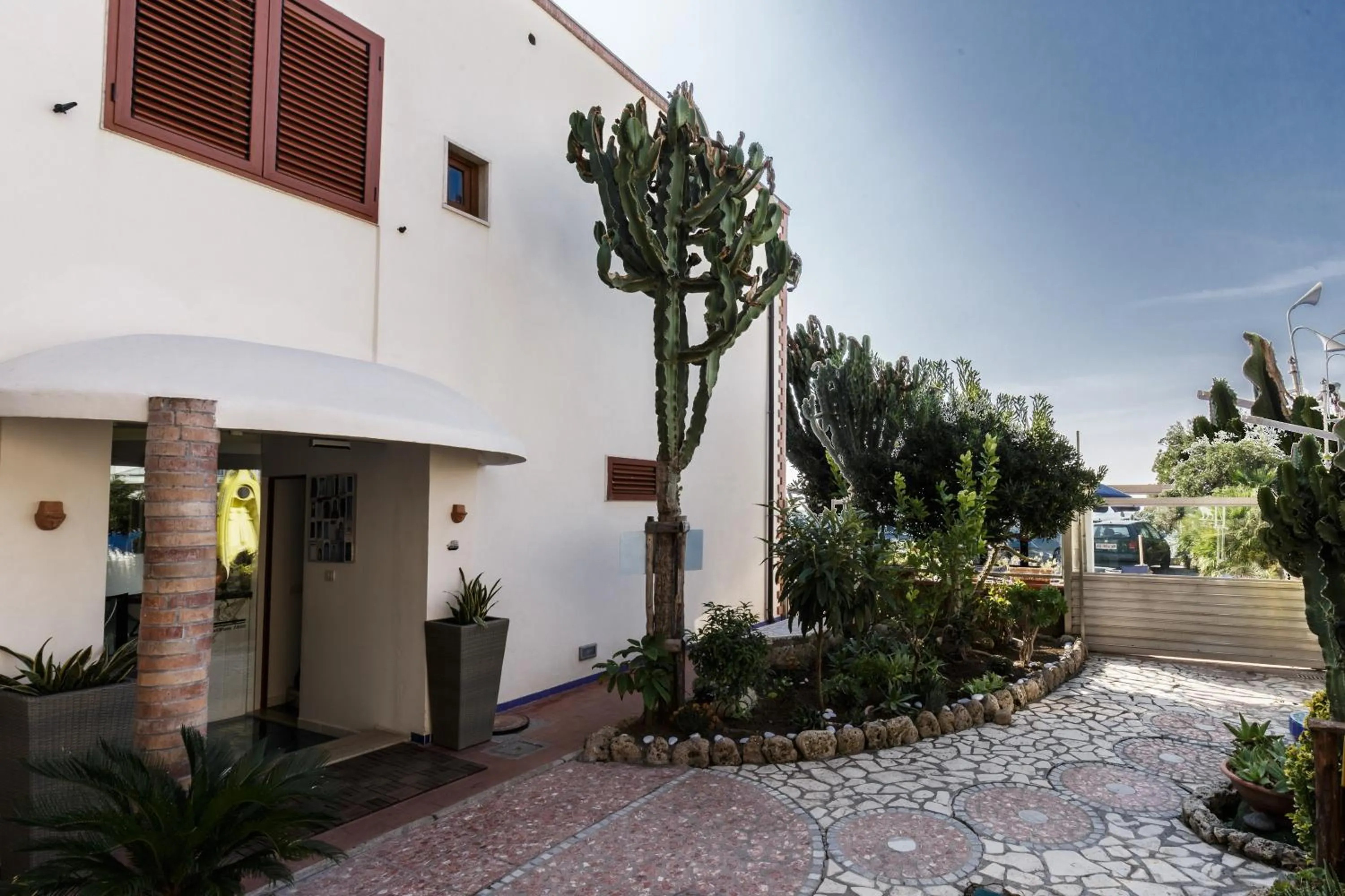 Property building in 14 Leoni