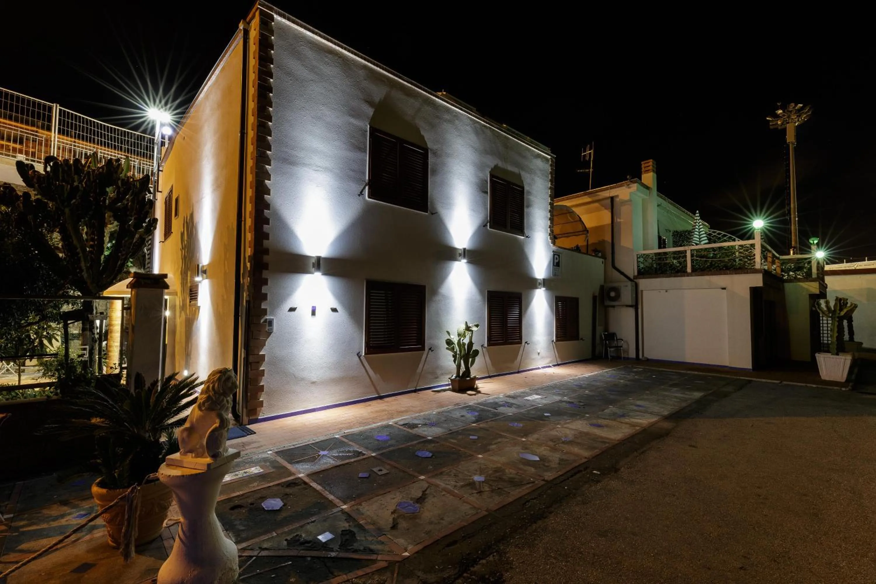 Property building in 14 Leoni