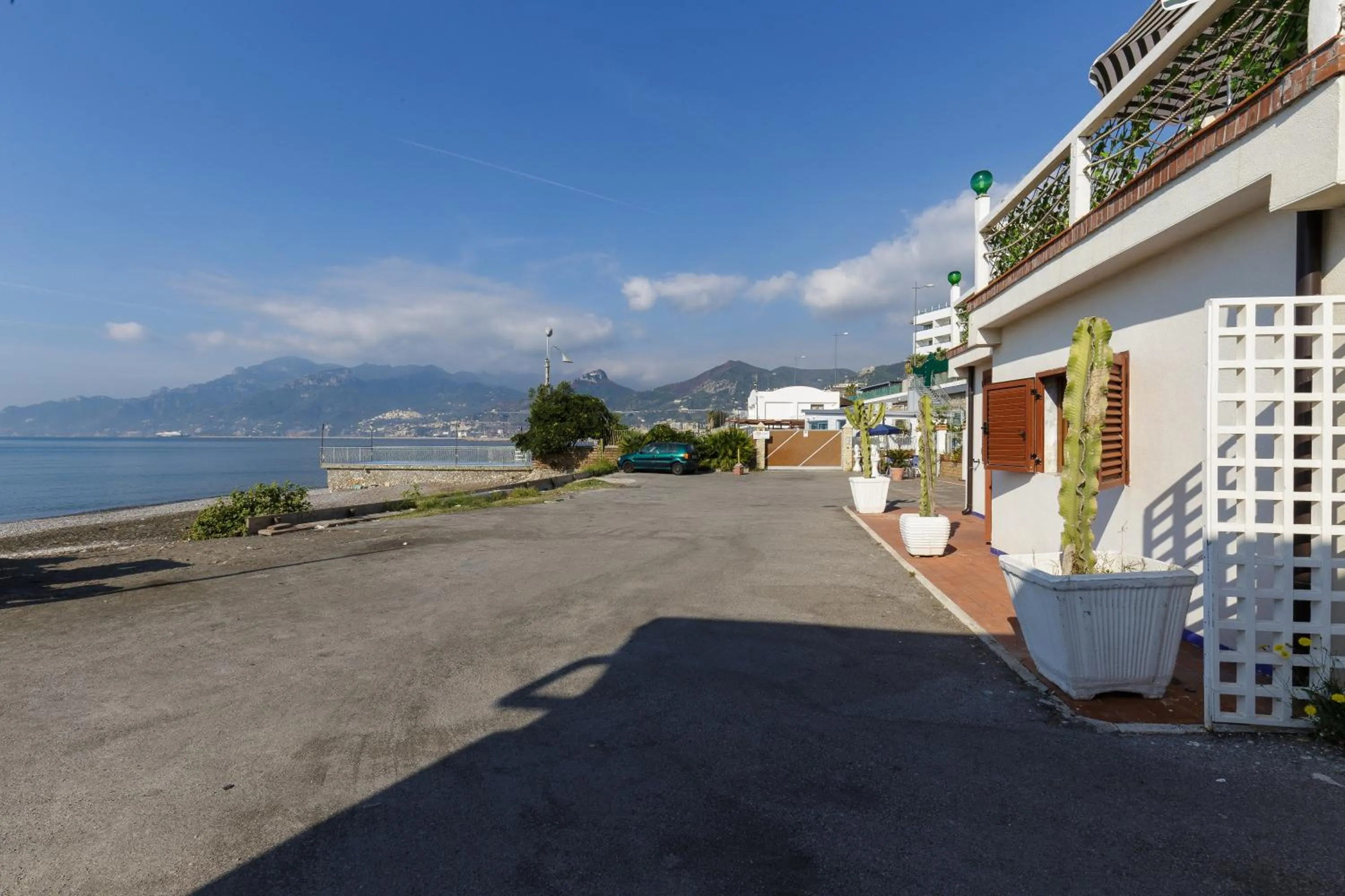 Property building in 14 Leoni