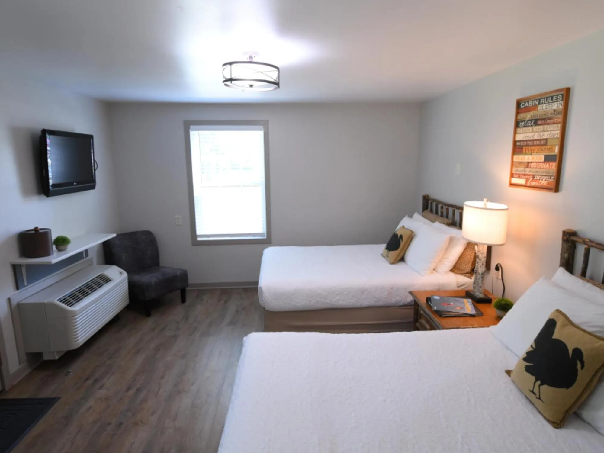 Bed in Turkey Run Inn & Cabins