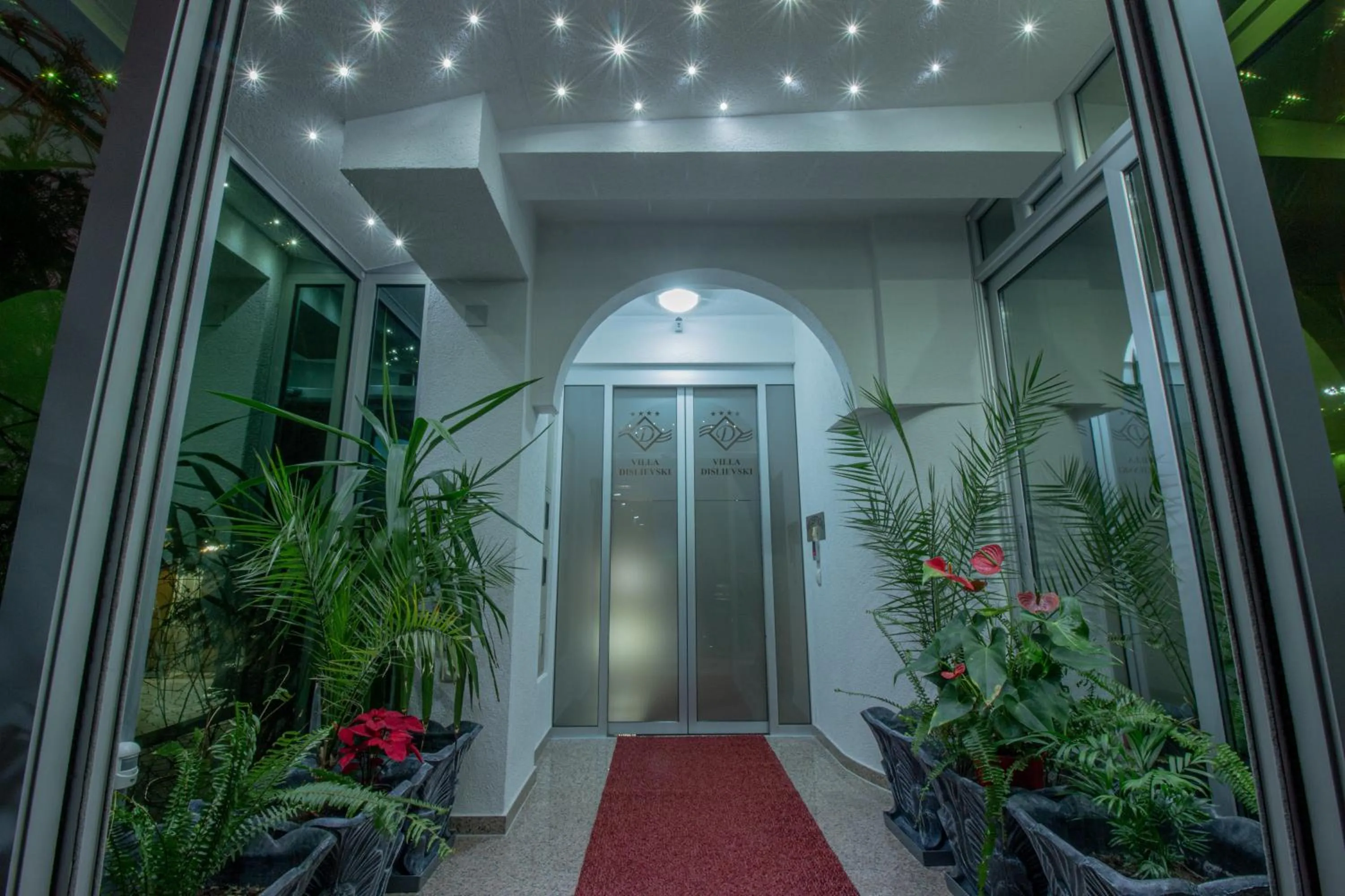 Facade/entrance in Villa Dislievski