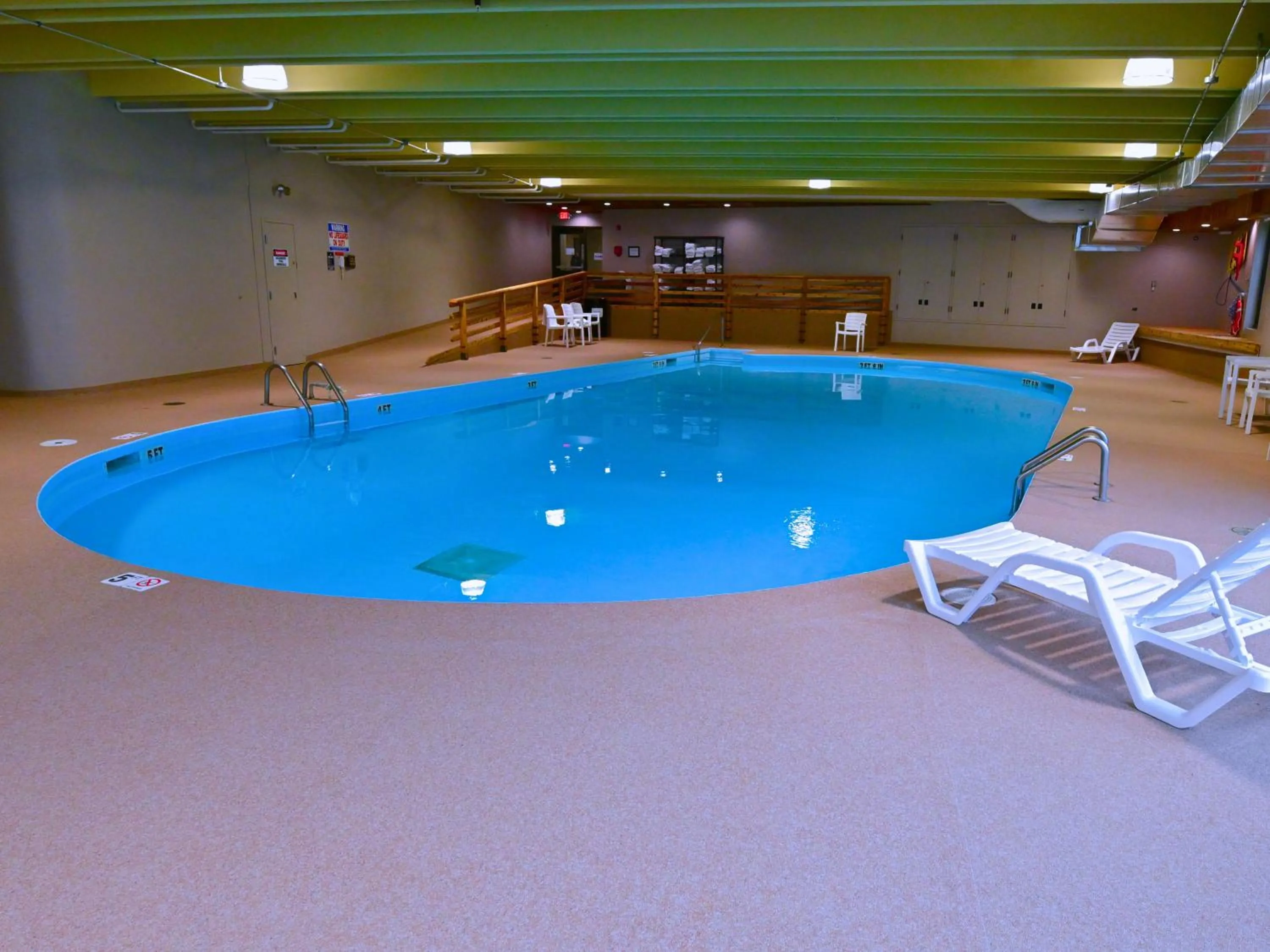 Swimming pool in Potawatomi Inn & Cabins