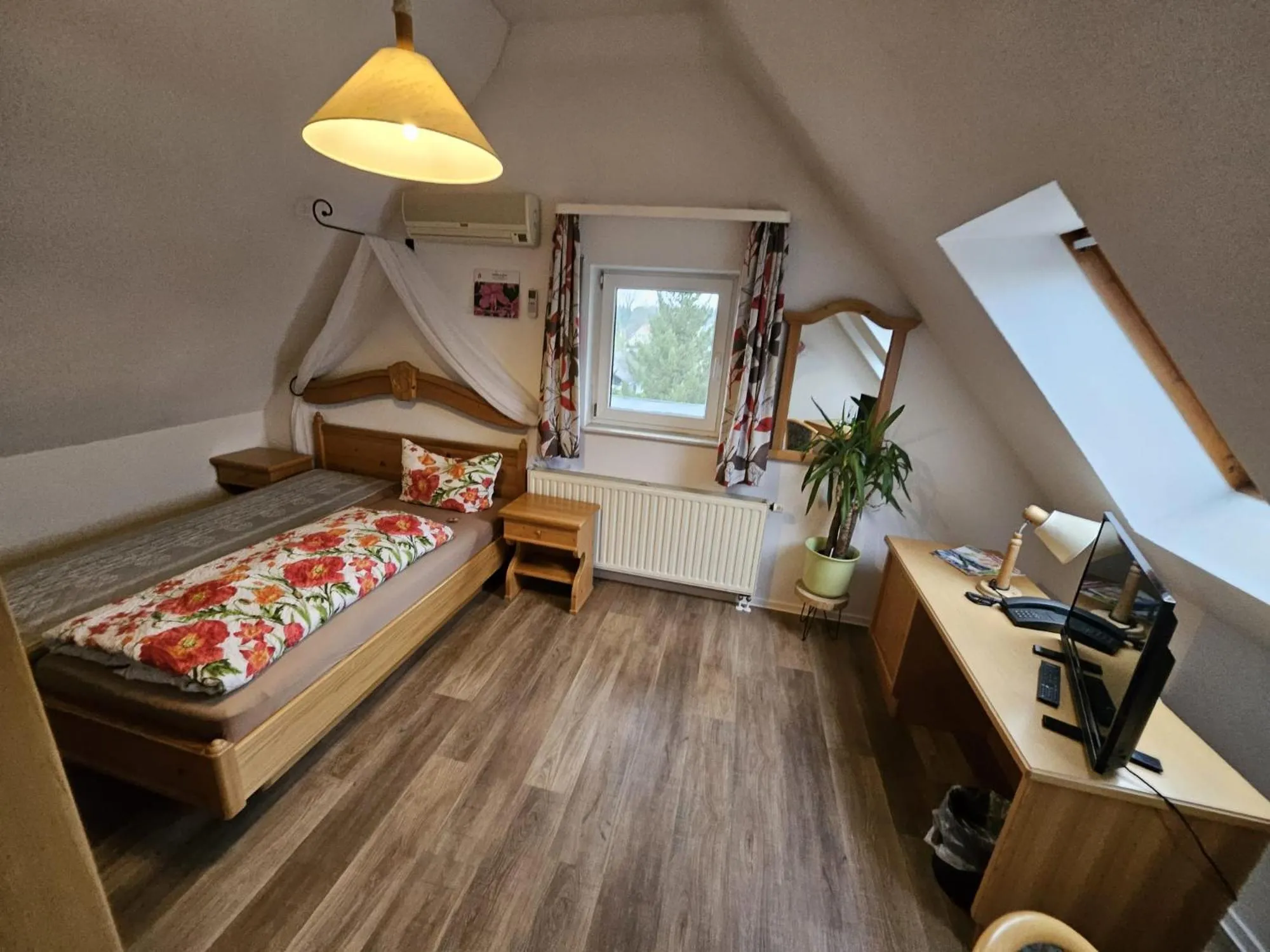 Living room, Bed in Landhotel "Zum ersten Siedler"