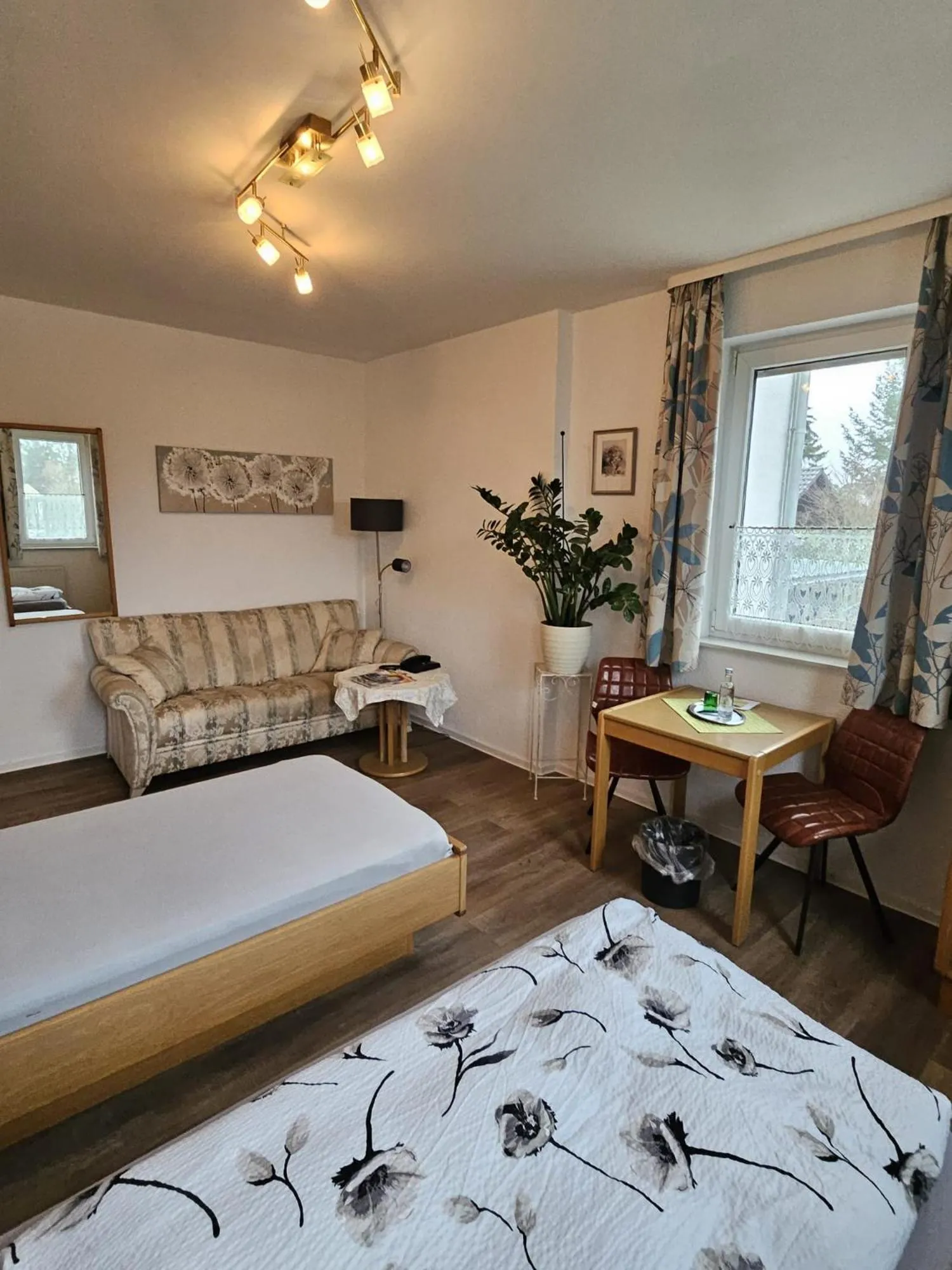 Living room, Bed in Landhotel "Zum ersten Siedler"