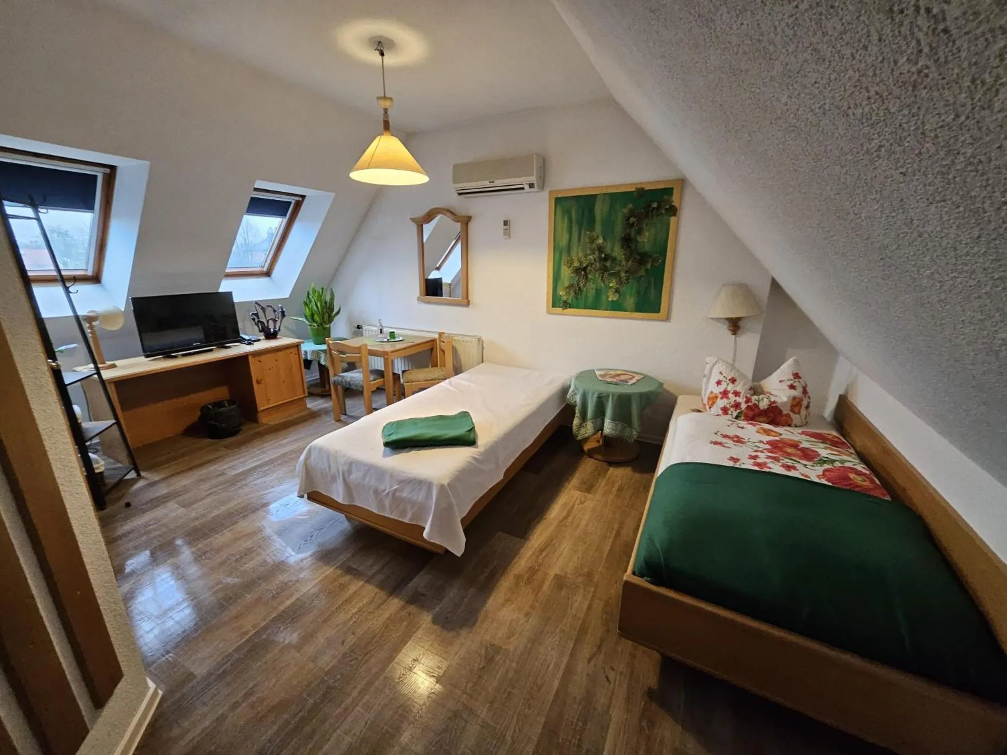 Living room, Bed in Landhotel "Zum ersten Siedler"