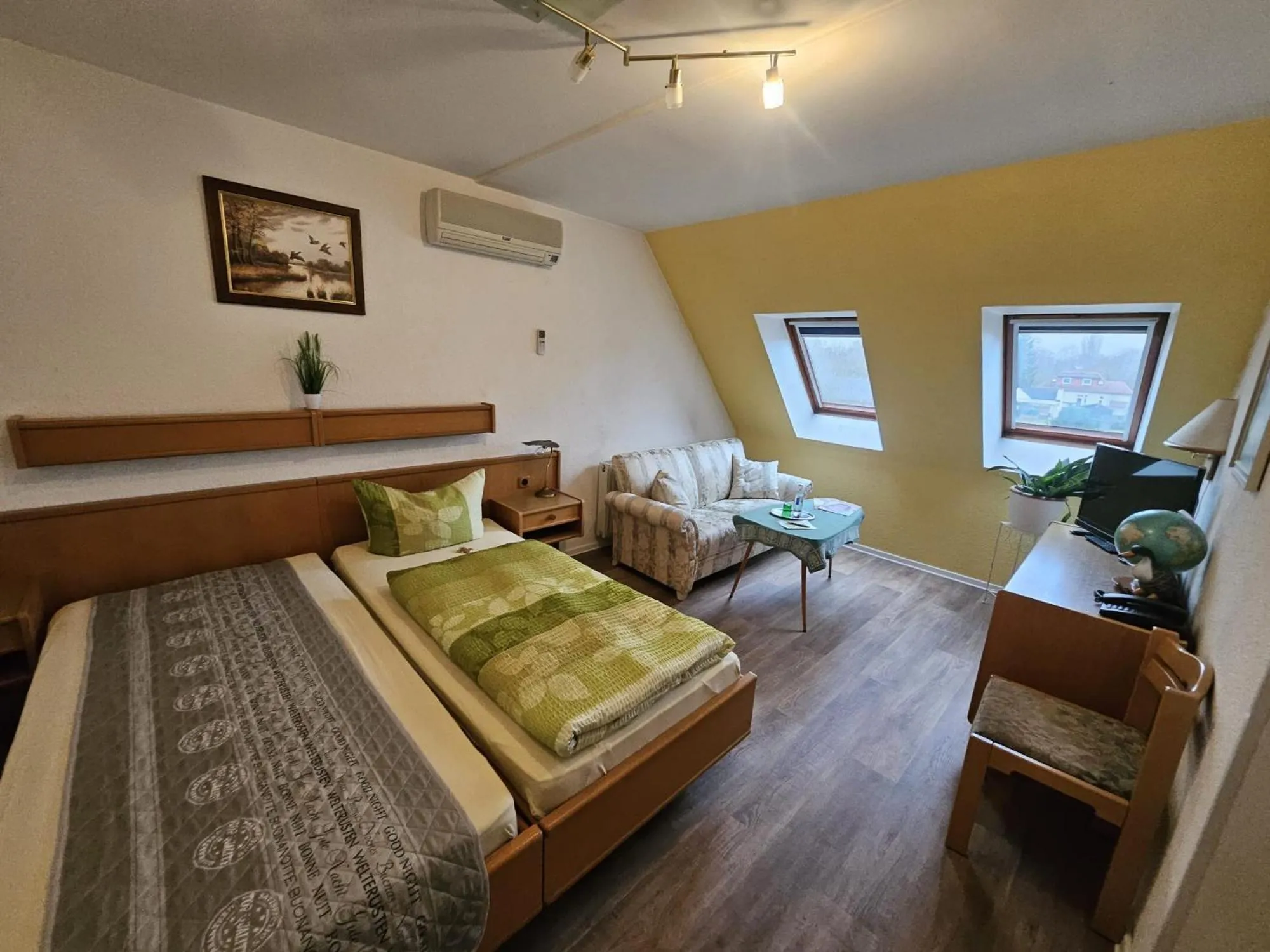 Living room, Bed in Landhotel "Zum ersten Siedler"