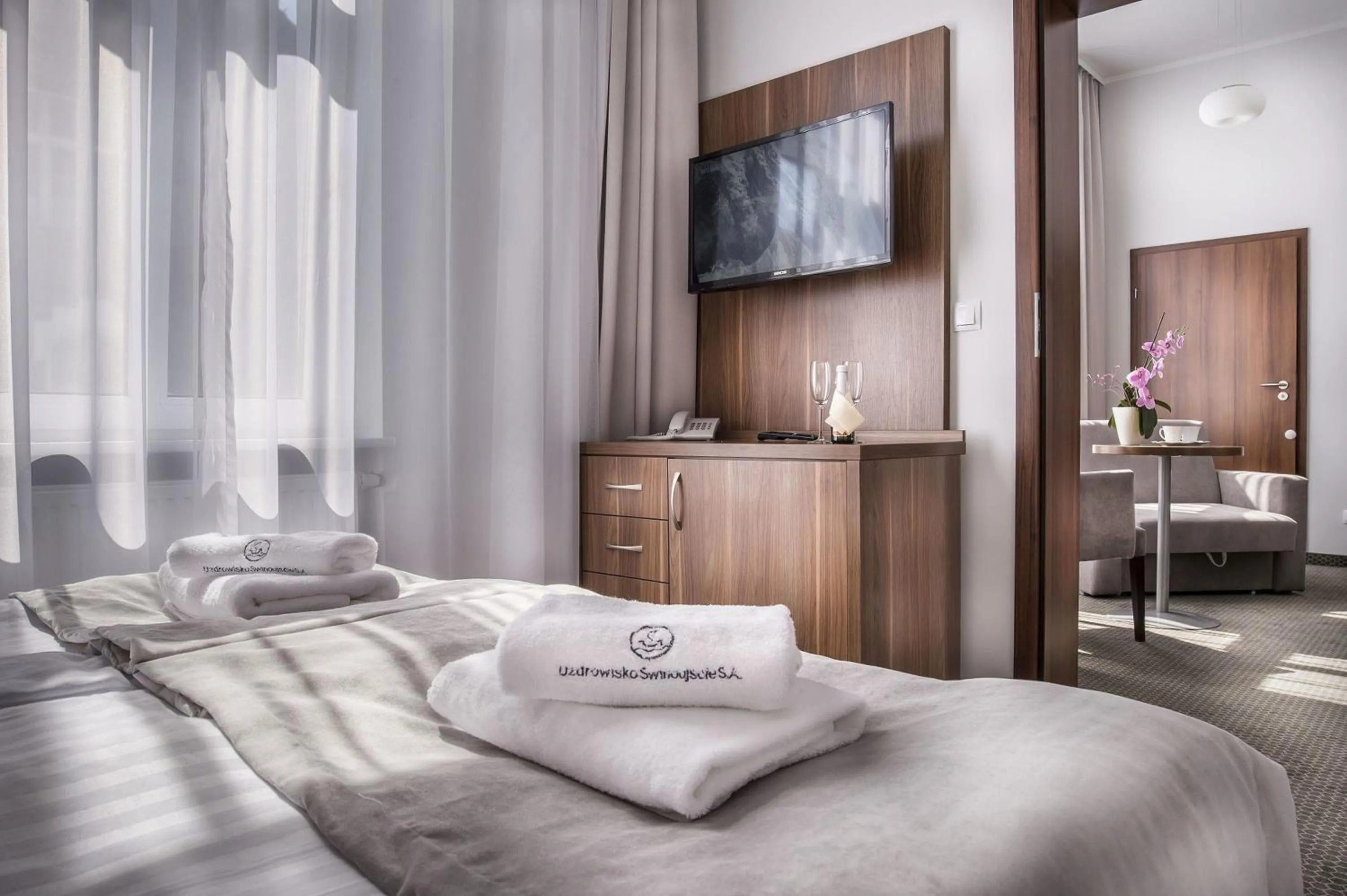 Photo of the whole room, Bed in Admirał I