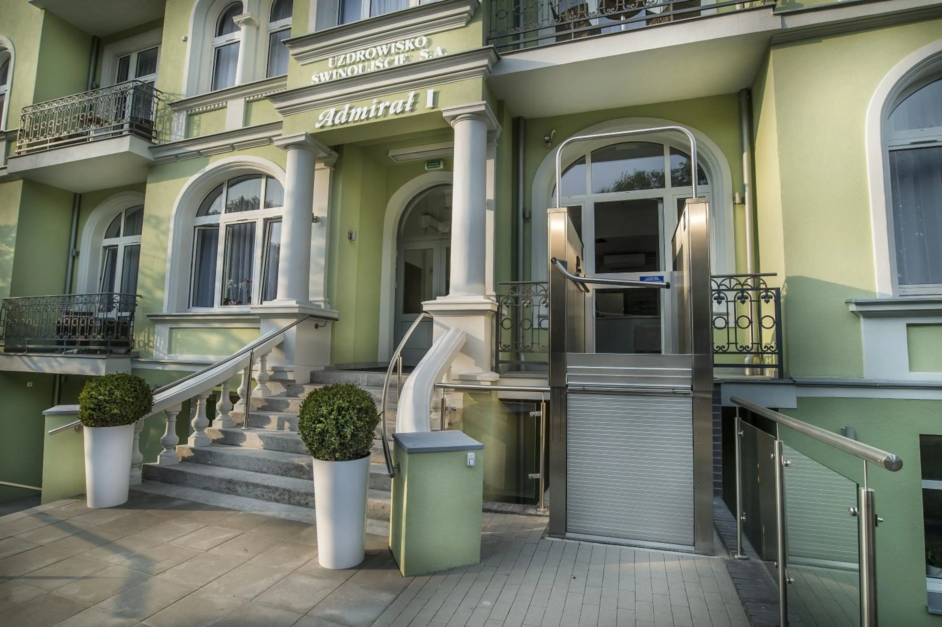 Facade/entrance in Admirał I