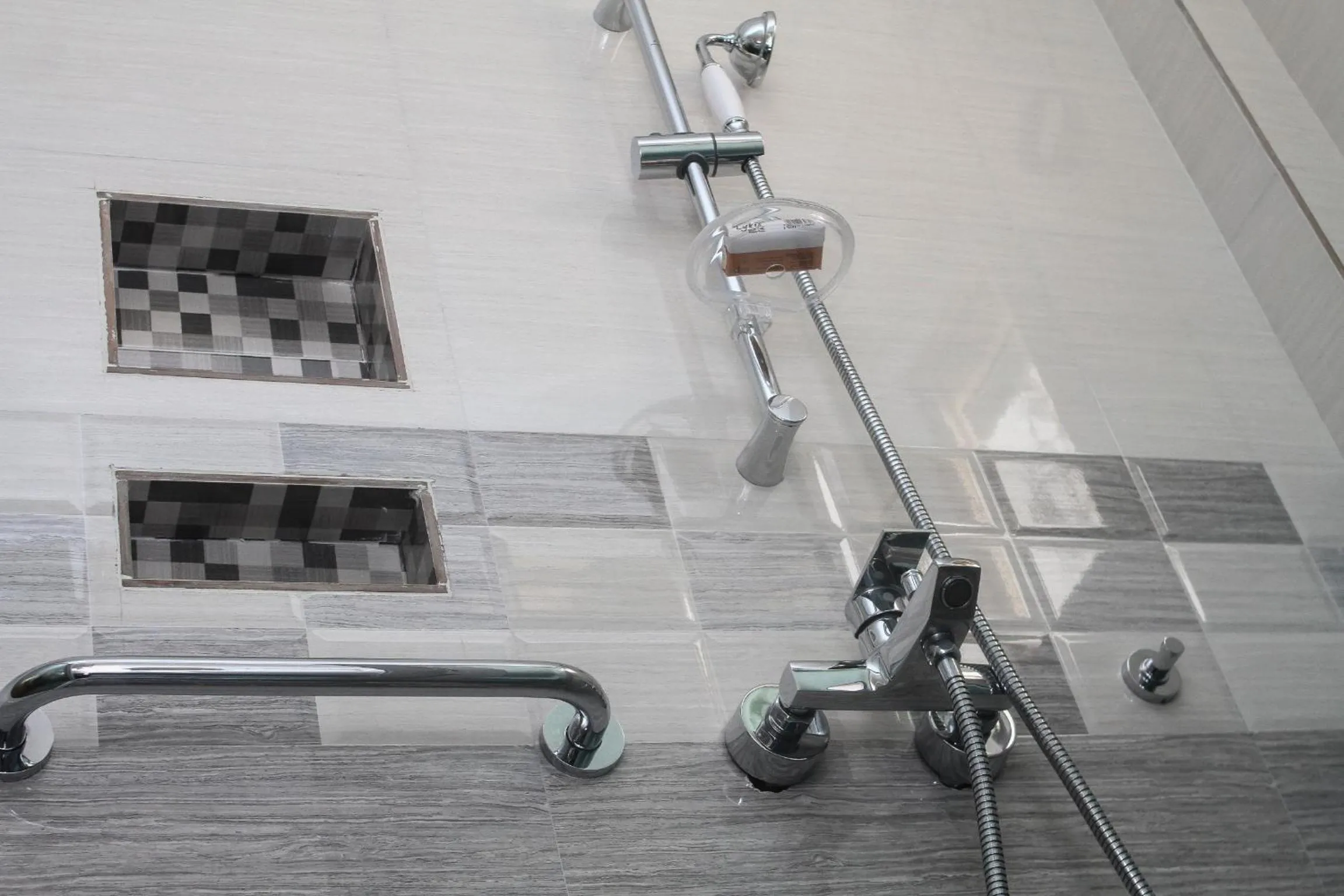 Shower in Exotic Palace Hotel