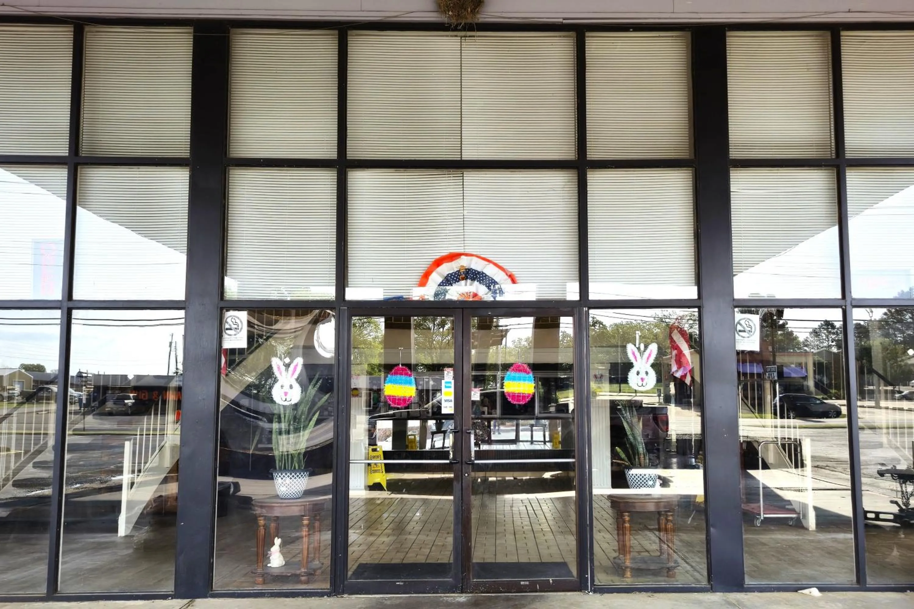 Property building in River Valley Inn and Suites