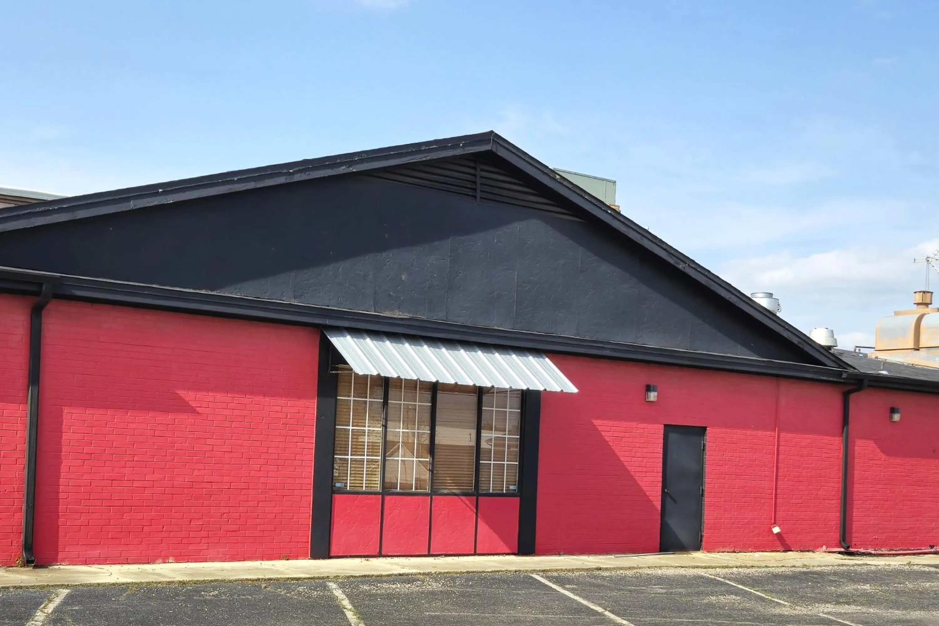 Property building in River Valley Inn and Suites