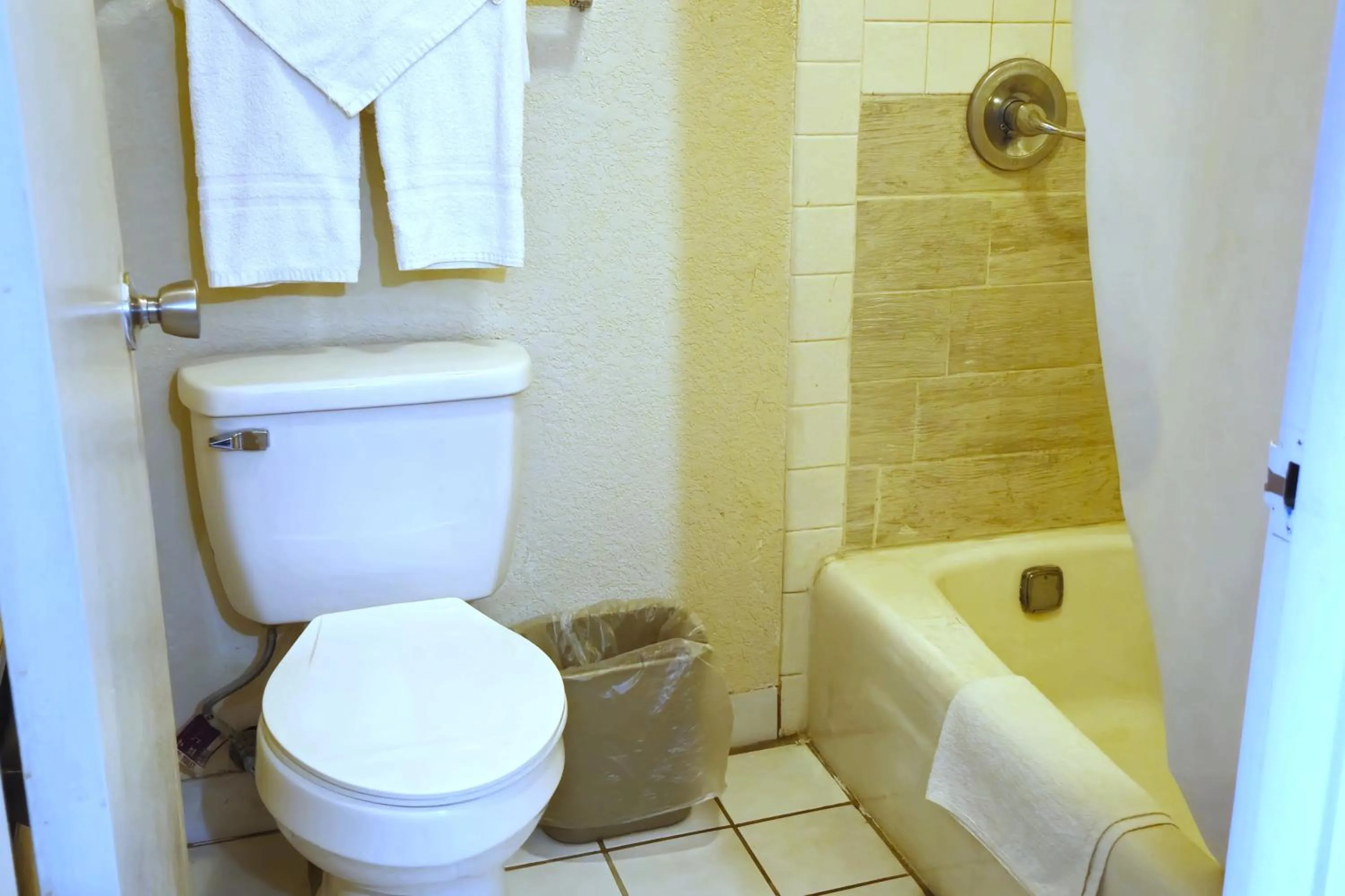 Bathroom in River Valley Inn and Suites