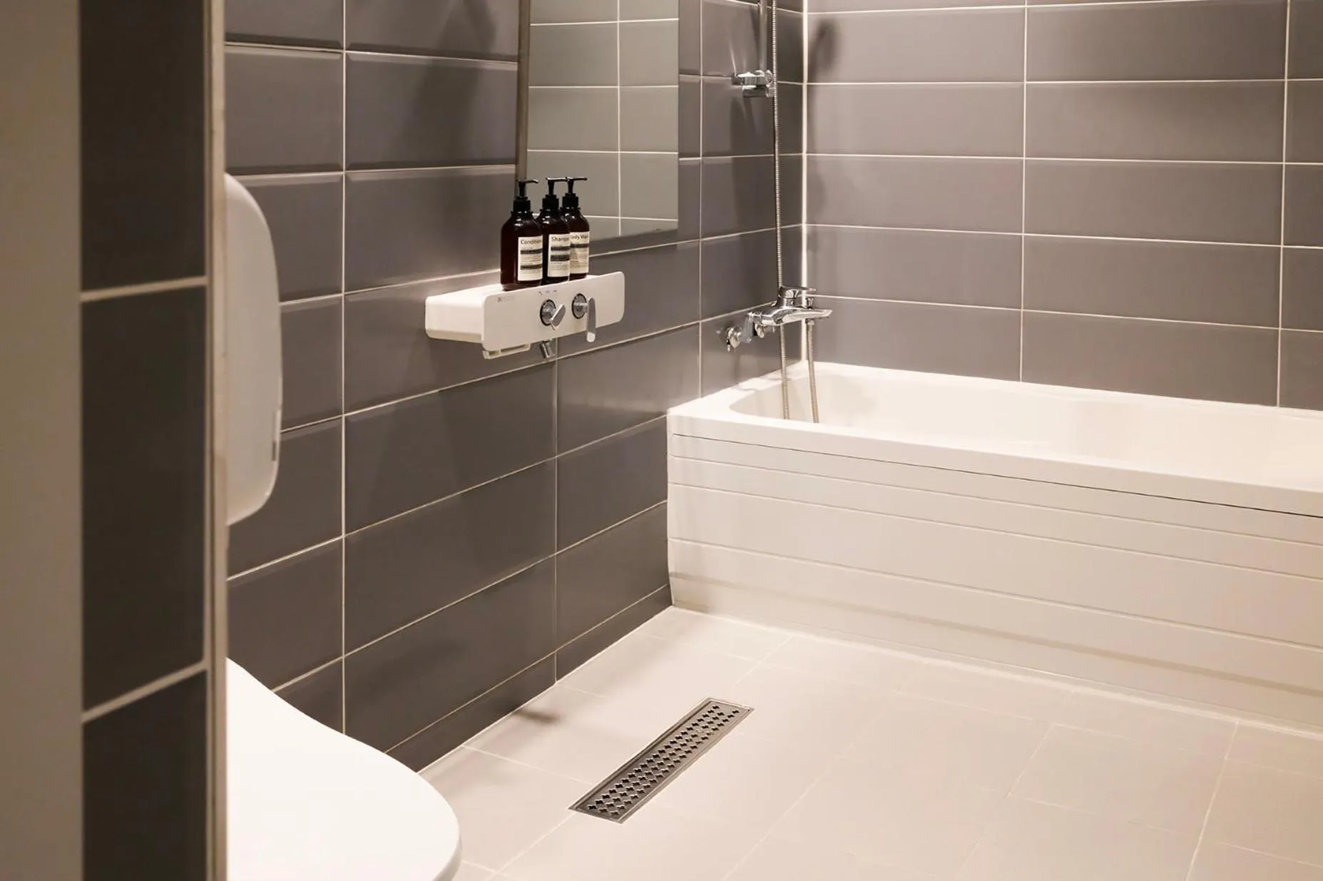 Shower in 호텔 인썸니아 Hotel Insomnia 失眠酒店